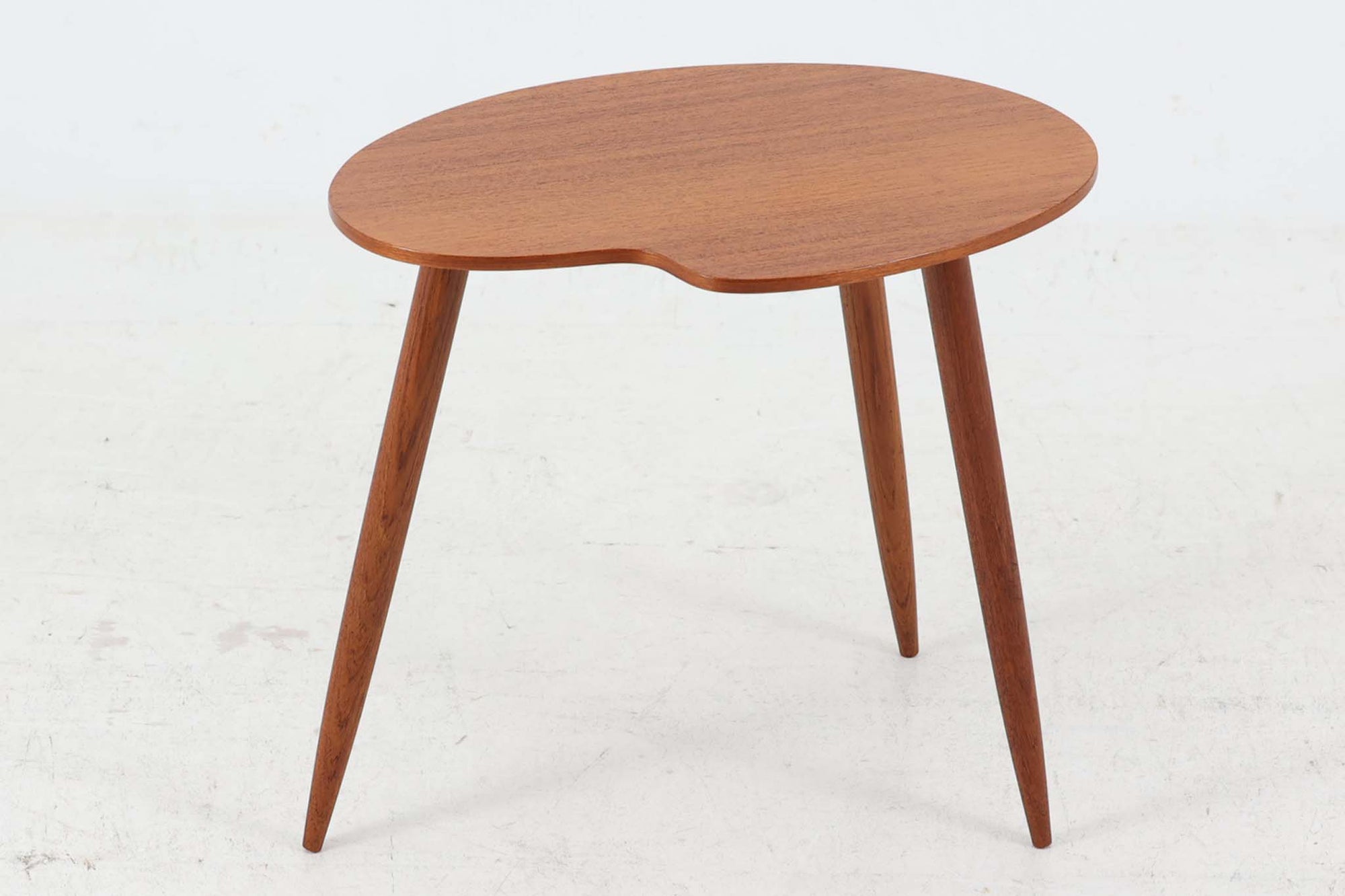 北欧より買い付けたサイドテーブルです。ビンテージ家具ならではの3本脚で、お洒落な形の天板が素敵です。良質なチーク材が使用されています。少し大きめの珍しいタイプです。