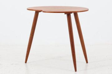 北欧より買い付けたサイドテーブルです。ビンテージ家具ならではの3本脚で、お洒落な形の天板が素敵です。良質なチーク材が使用されています。少し大きめの珍しいタイプです。