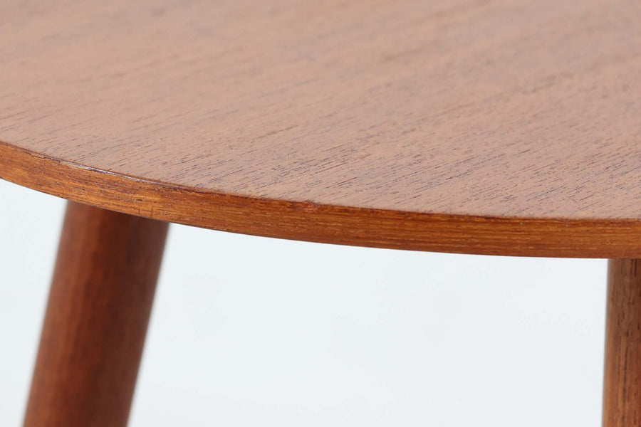 北欧より買い付けたサイドテーブルです。ビンテージ家具ならではの3本脚で、お洒落な形の天板が素敵です。良質なチーク材が使用されています。少し大きめの珍しいタイプです。