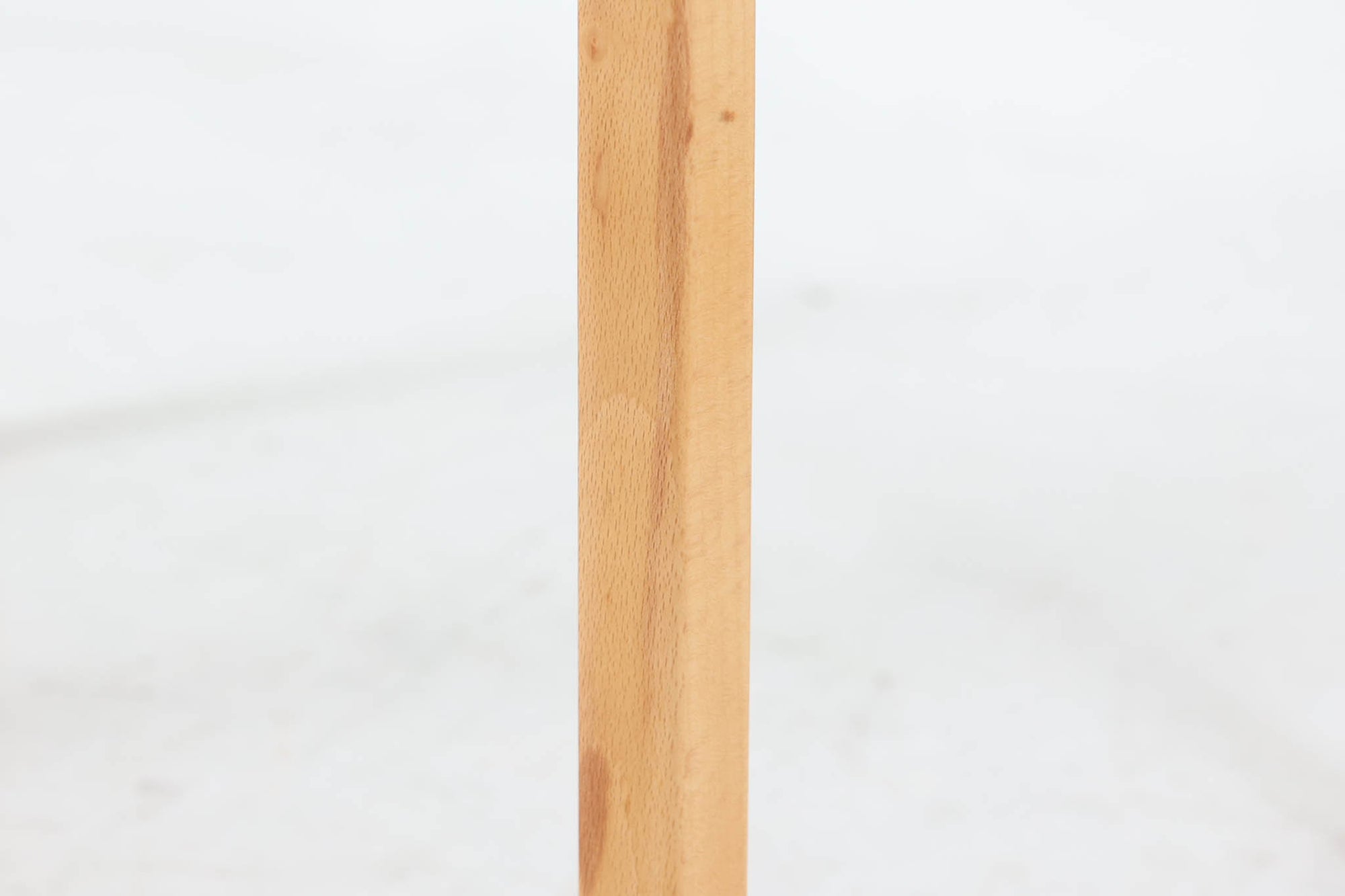 スウェーデンより買い付けたサイドチェストです。お気に入りのソファの横でサイドテーブルとしてはもちろん、電話台やFAX台としてもご使用いただけます。チーク材とビーチ材の色味の違いも素敵です。既製品には無いお洒落なデザインです。