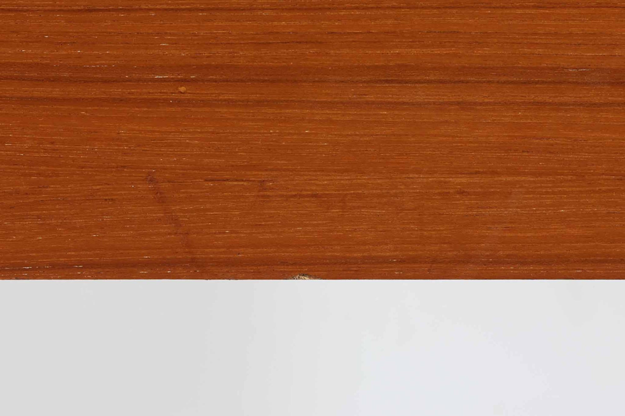 小ぶりな片袖デスクです。お子様の学習机としてもお使い頂けます。良質なチーク材が使用されており、綺麗な木目が特徴的です。