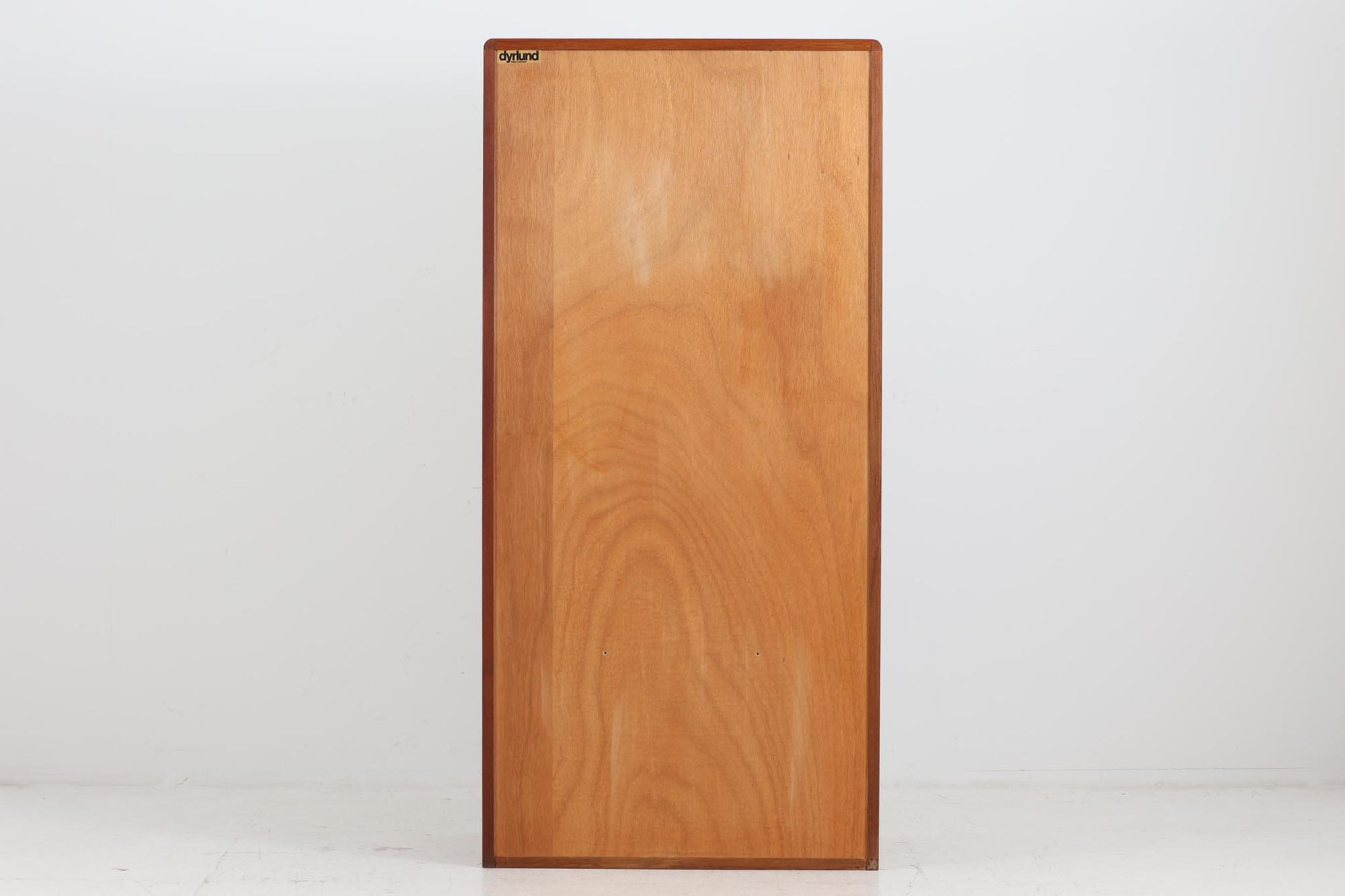 デンマークより買い付けたキャビネットです。北欧家具らしい蛇腹式の扉が使用されています。良質なチーク材が使用されています。dyrlund社ならではのクオリティーの高い作品です。