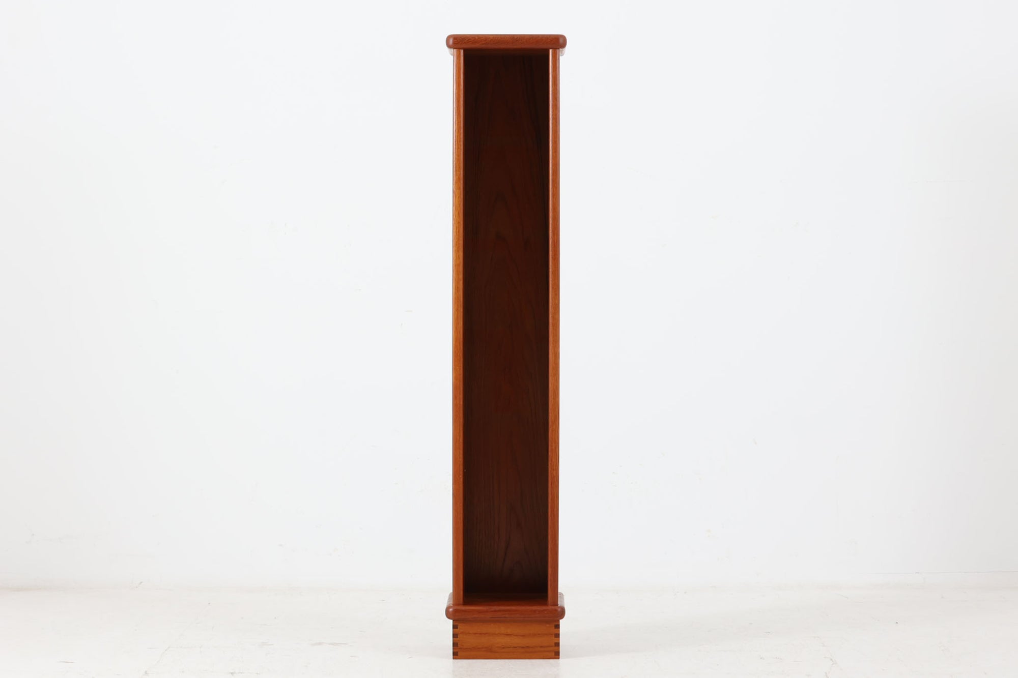 北欧より買い付けたシェルフです。天板と側面と脚はチーク無垢材が使用されており、脚のほぞ組みが特徴的なデザインです。小物を飾ることはもちろん、文庫本サイズであれば収納出来ますので、小ぶりな本棚としてもご使用いただけます。