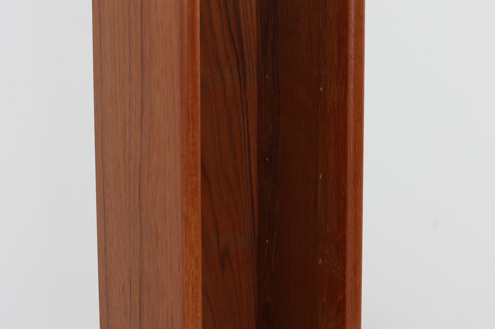 北欧より買い付けたシェルフです。天板と側面と脚はチーク無垢材が使用されており、脚のほぞ組みが特徴的なデザインです。小物を飾ることはもちろん、文庫本サイズであれば収納出来ますので、小ぶりな本棚としてもご使用いただけます。