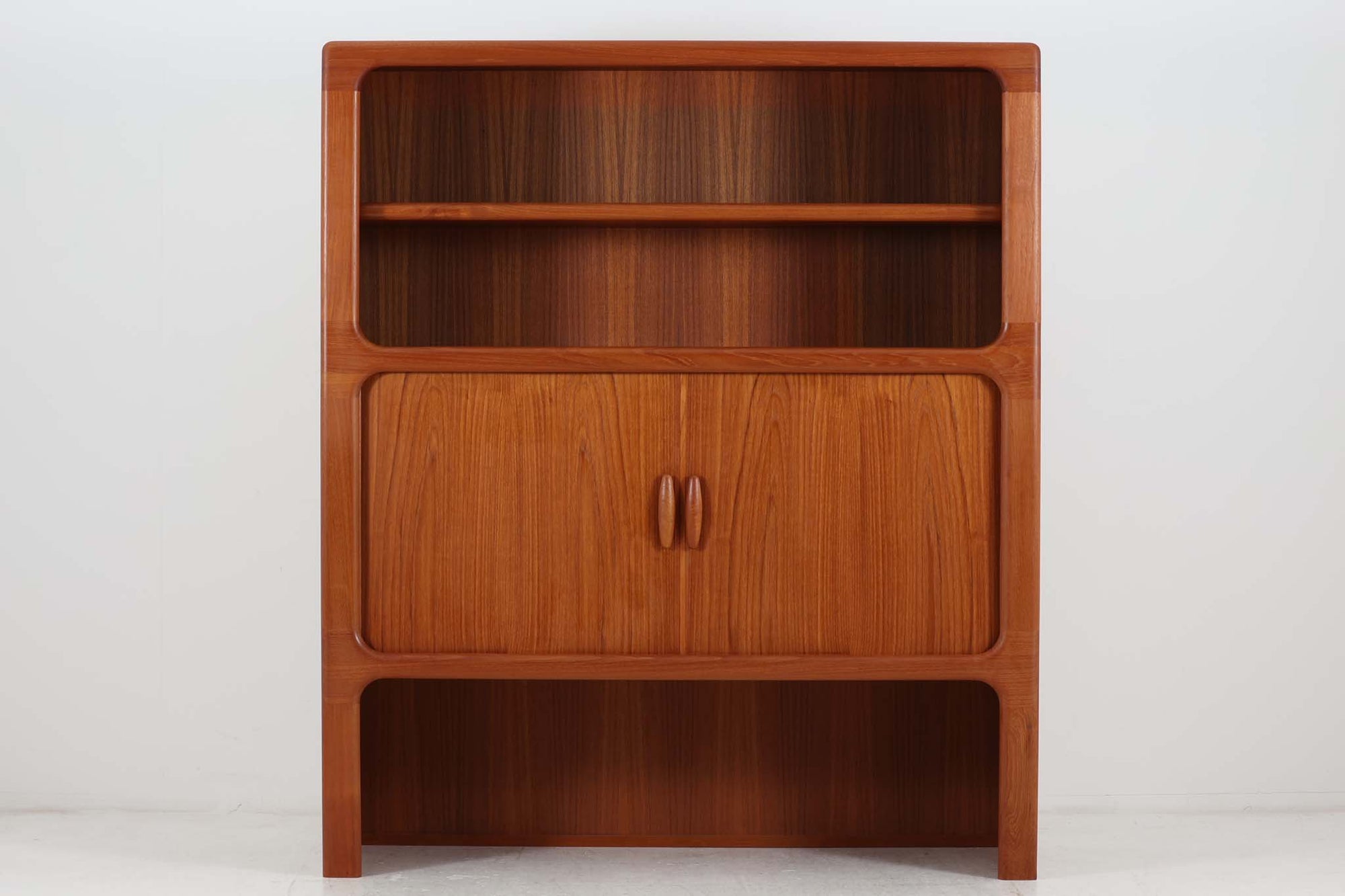 デンマークより買い付けたキャビネットです。北欧家具らしい蛇腹式の扉が使用されています。扉内にはガラスが嵌め込まれた取り外し可能な棚板がございます。元々は飾り棚として使用されていたため、背面に小さいコードホールが空いているのだと思います。ライトアップ用の照明は付属しませんのでご了承ください。dyrlund社ならではのクオリティーの高い作品です。