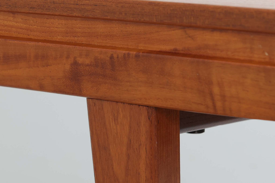 デンマークより買い付けました。チーク材の綺麗な木目が味わえるセンターテーブルです。デザイナーは分かりませんが、脚部や天板縁などクオリティーの高い作品。拡張棚も付属しており使い勝手も良好です。