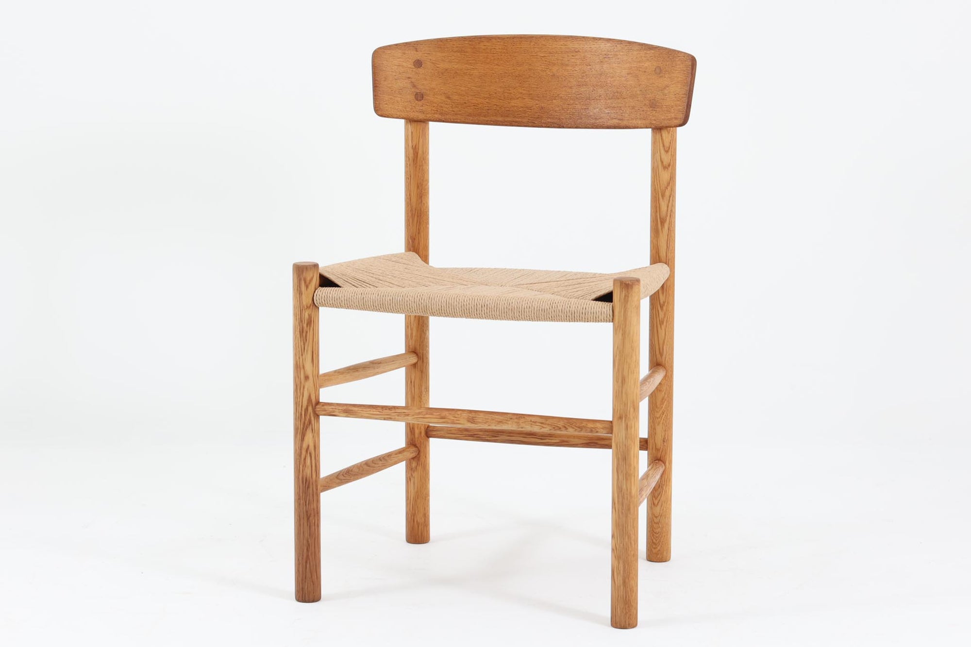 J39は1956年にデザインされ、そのシンプルで頑丈なデザインで広く知られ、「The People's Chair（人々の椅子）」としても呼ばれています。現在はFredericia社から販売されていますが、こちらは初期のFDB mobler社製のものです。経年変化により色味が変わったオーク材が魅力的です。ペーパーコードを剥がさないと見えませんが、製造年が記載されたFDB社の刻印があります。