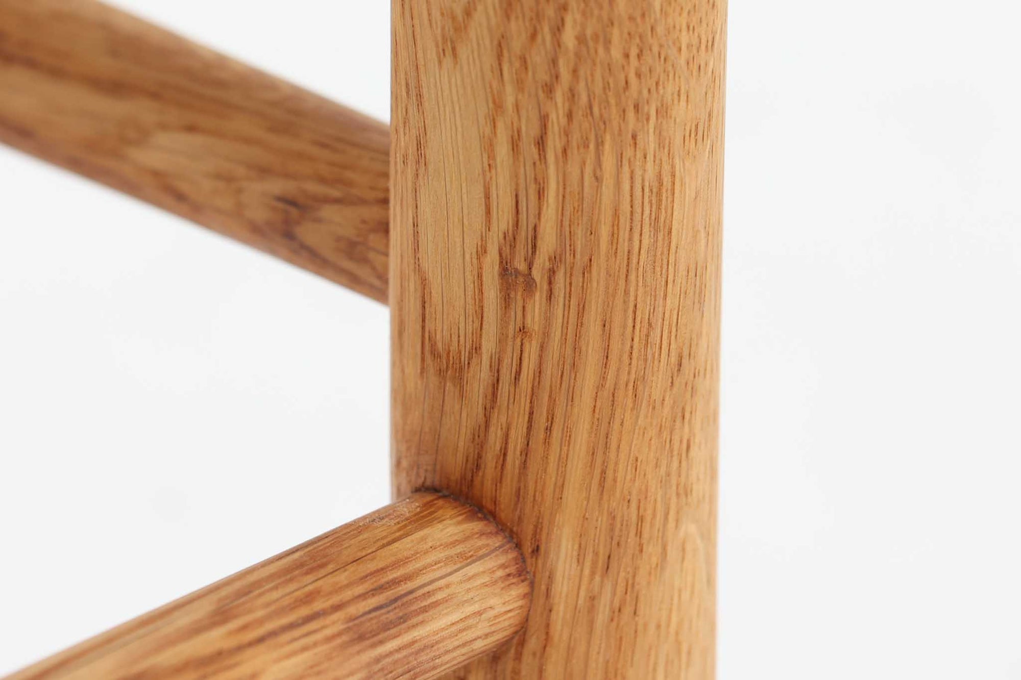 J39は1956年にデザインされ、そのシンプルで頑丈なデザインで広く知られ、「The People's Chair（人々の椅子）」としても呼ばれています。現在はFredericia社から販売されていますが、こちらは初期のFDB mobler社製のものです。経年変化により色味が変わったオーク材が魅力的です。ペーパーコードを剥がさないと見えませんが、製造年が記載されたFDB社の刻印があります。