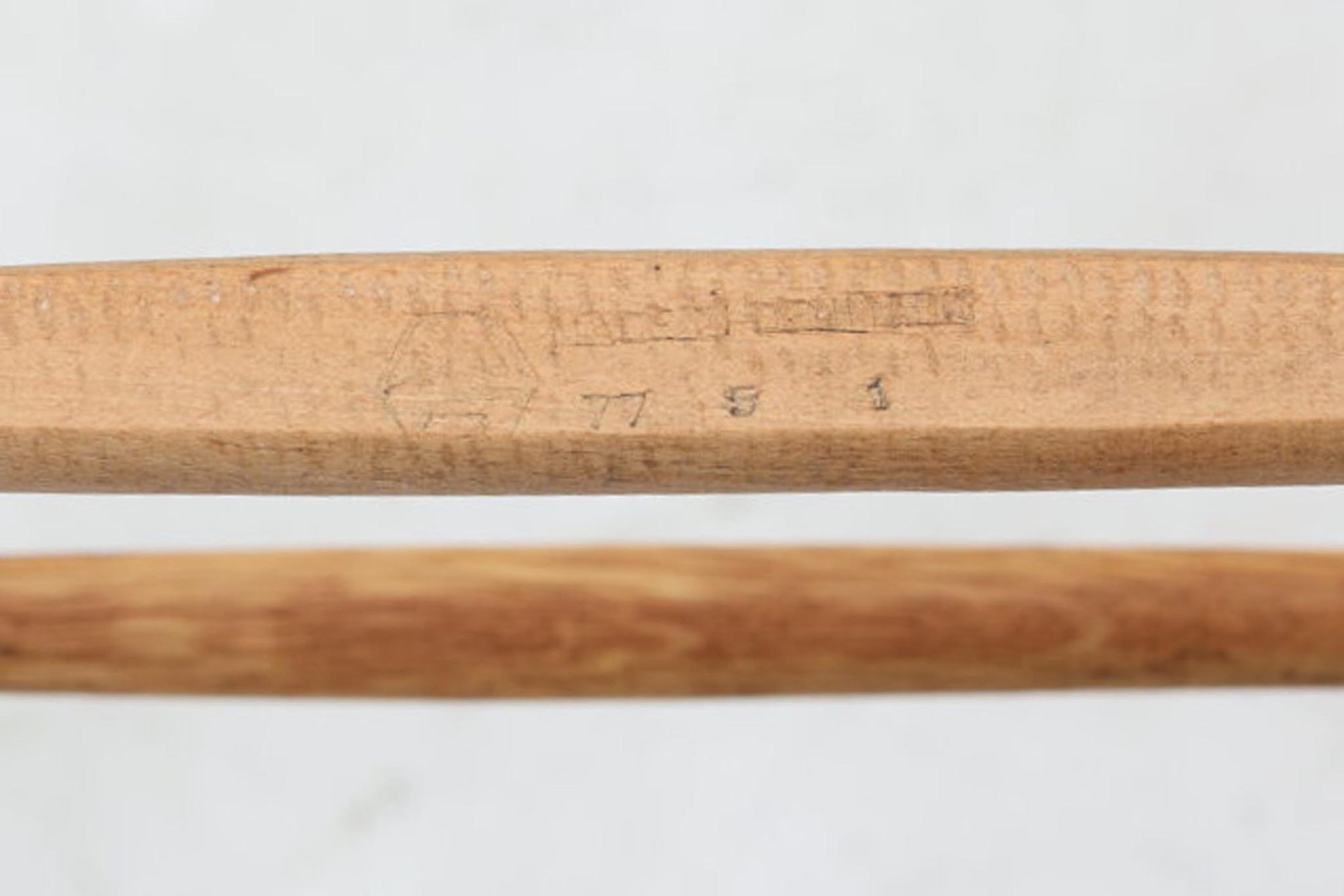 J39は1956年にデザインされ、そのシンプルで頑丈なデザインで広く知られ、「The People's Chair（人々の椅子）」としても呼ばれています。現在はFredericia社から販売されていますが、こちらは初期のFDB mobler社製のものです。経年変化により色味が変わったオーク材が魅力的です。ペーパーコードを剥がさないと見えませんが、製造年が記載されたFDB社の刻印があります。