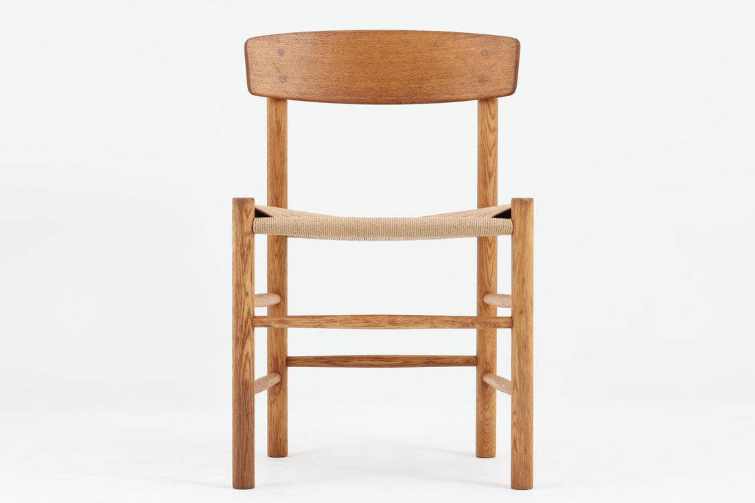J39は1956年にデザインされ、そのシンプルで頑丈なデザインで広く知られ、「The People's Chair（人々の椅子）」としても呼ばれています。現在はFredericia社から販売されていますが、こちらは初期のFDB mobler社製のものです。経年変化により色味が変わったオーク材が魅力的です。ペーパーコードを剥がさないと見えませんが、製造年が記載されたFDB社の刻印があります。