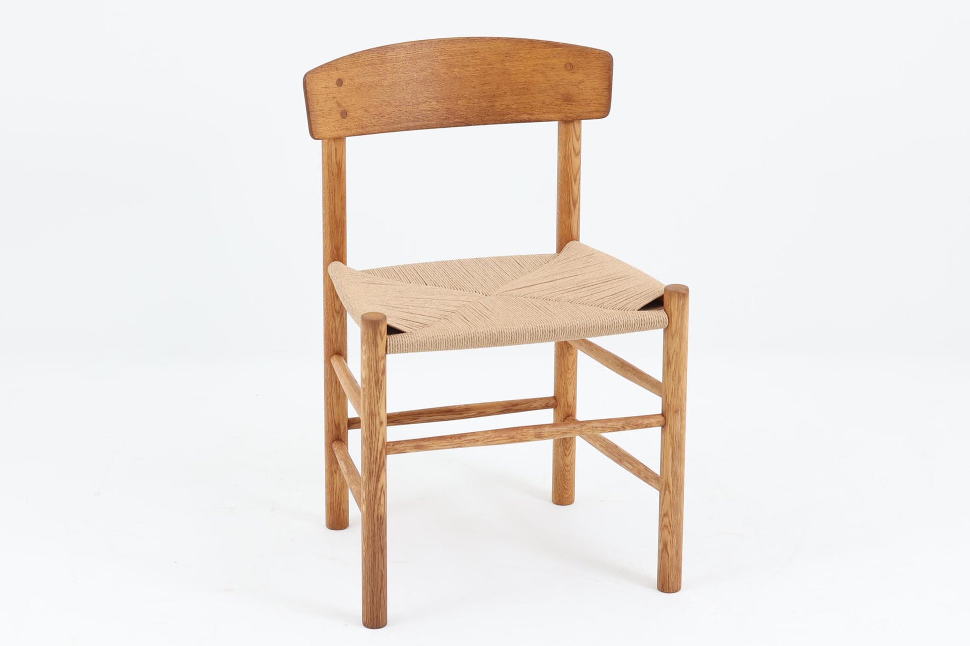 J39は1956年にデザインされ、そのシンプルで頑丈なデザインで広く知られ、「The People's Chair（人々の椅子）」としても呼ばれています。現在はFredericia社から販売されていますが、こちらは初期のFDB mobler社製のものです。経年変化により色味が変わったオーク材が魅力的です。ペーパーコードを剥がさないと見えませんが、製造年が記載されたFDB社の刻印があります。