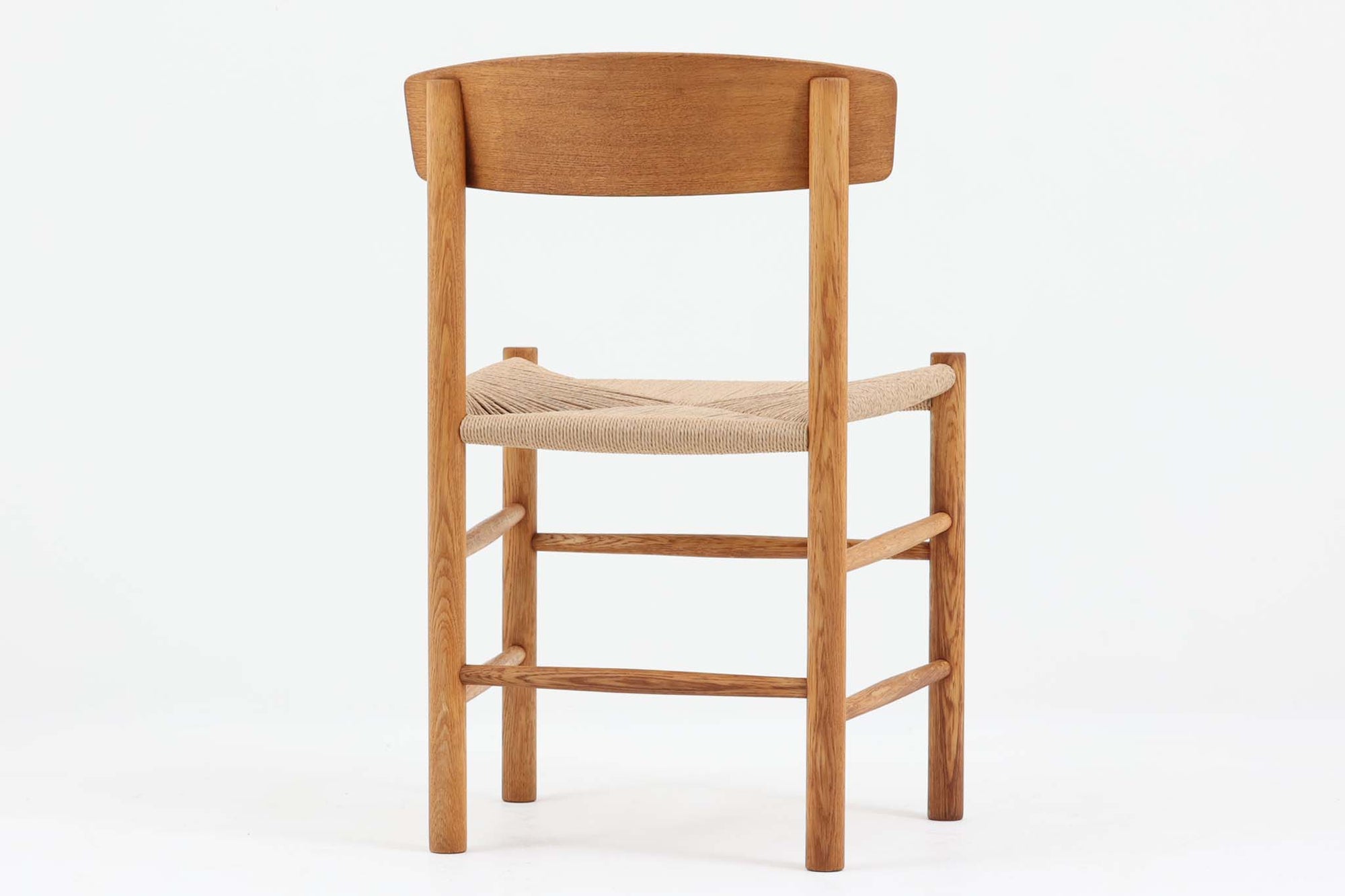 J39は1956年にデザインされ、そのシンプルで頑丈なデザインで広く知られ、「The People's Chair（人々の椅子）」としても呼ばれています。現在はFredericia社から販売されていますが、こちらは初期のFDB mobler社製のものです。経年変化により色味が変わったオーク材が魅力的です。ペーパーコードを剥がさないと見えませんが、製造年が記載されたFDB社の刻印があります。