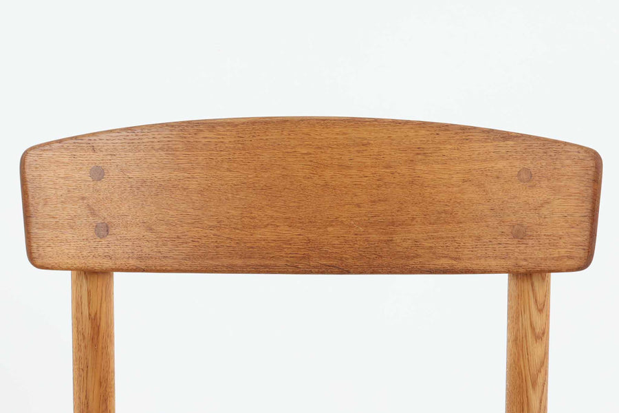 J39は1956年にデザインされ、そのシンプルで頑丈なデザインで広く知られ、「The People's Chair（人々の椅子）」としても呼ばれています。現在はFredericia社から販売されていますが、こちらは初期のFDB mobler社製のものです。経年変化により色味が変わったオーク材が魅力的です。ペーパーコードを剥がさないと見えませんが、製造年が記載されたFDB社の刻印があります。
