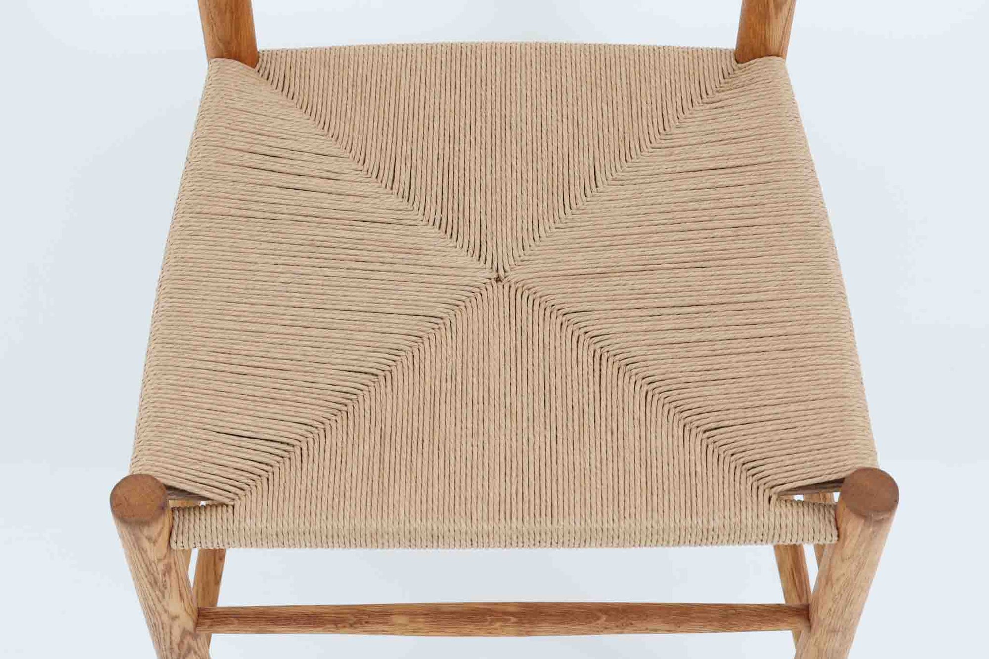 J39は1956年にデザインされ、そのシンプルで頑丈なデザインで広く知られ、「The People's Chair（人々の椅子）」としても呼ばれています。現在はFredericia社から販売されていますが、こちらは初期のFDB mobler社製のものです。経年変化により色味が変わったオーク材が魅力的です。ペーパーコードを剥がさないと見えませんが、製造年が記載されたFDB社の刻印があります。