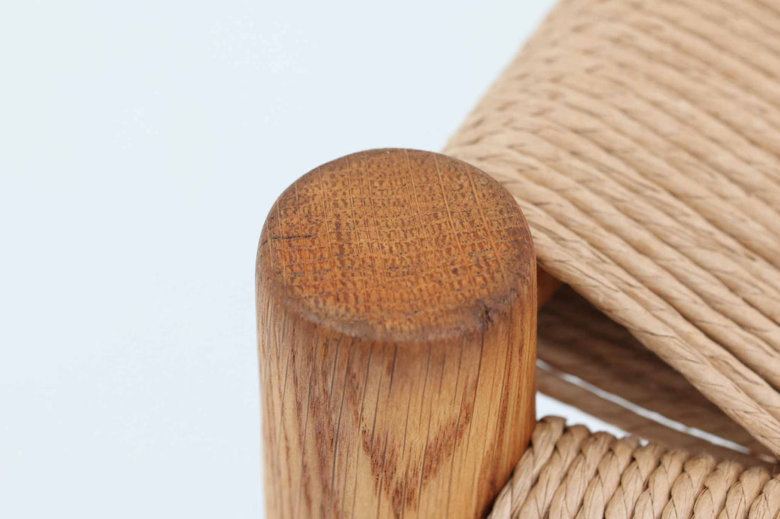 J39は1956年にデザインされ、そのシンプルで頑丈なデザインで広く知られ、「The People's Chair（人々の椅子）」としても呼ばれています。現在はFredericia社から販売されていますが、こちらは初期のFDB mobler社製のものです。経年変化により色味が変わったオーク材が魅力的です。ペーパーコードを剥がさないと見えませんが、製造年が記載されたFDB社の刻印があります。