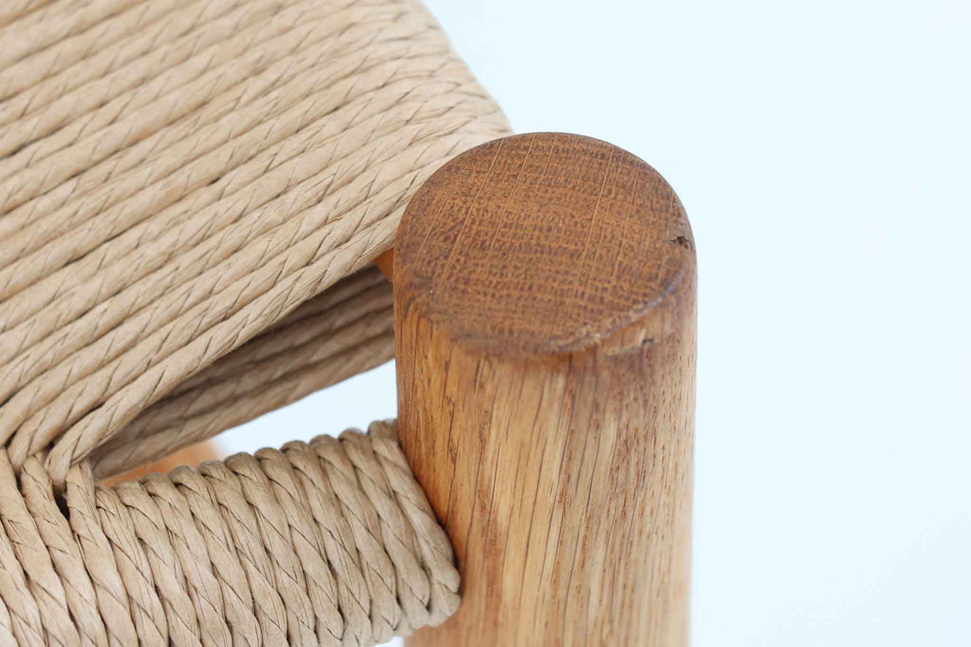 J39は1956年にデザインされ、そのシンプルで頑丈なデザインで広く知られ、「The People's Chair（人々の椅子）」としても呼ばれています。現在はFredericia社から販売されていますが、こちらは初期のFDB mobler社製のものです。経年変化により色味が変わったオーク材が魅力的です。ペーパーコードを剥がさないと見えませんが、製造年が記載されたFDB社の刻印があります。