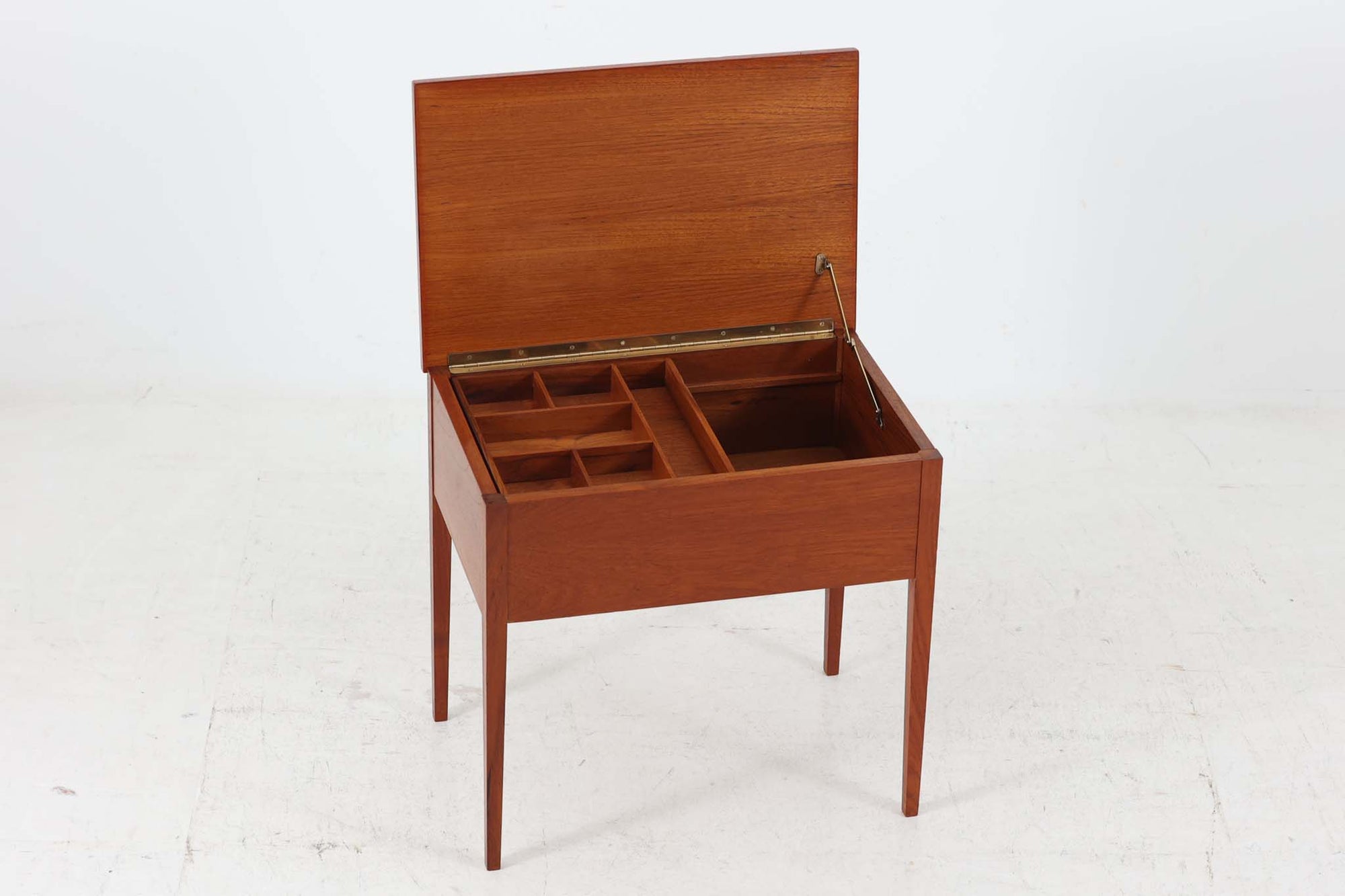 北欧より買い付けたソーイングテーブルです。一見するとスタンダードなサイドテーブルですが、天板内部には細かい物を整理出来る収納スペースがございます。本体には良質なチーク材が使用されており温かみのあるデザインです。