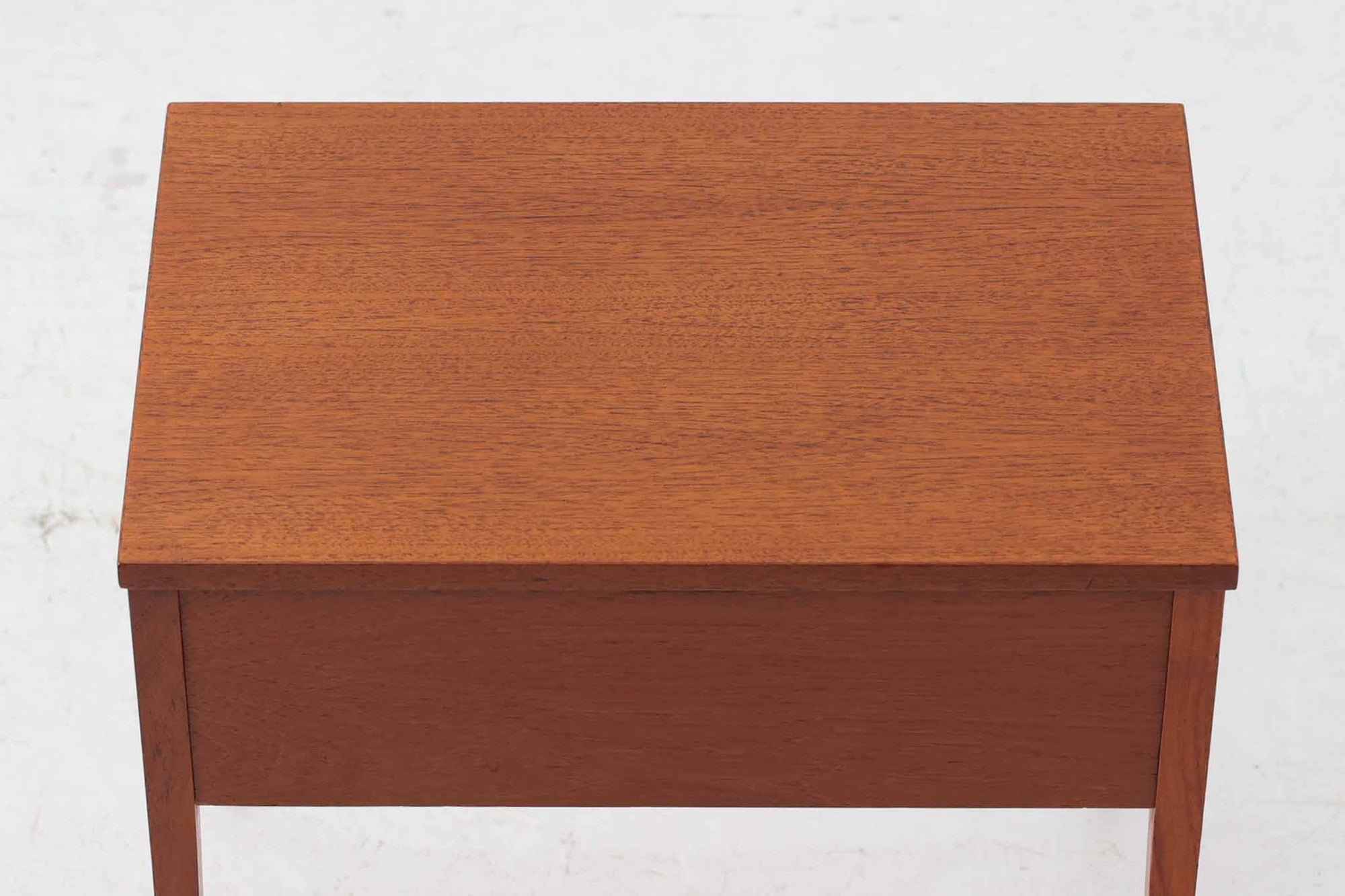 北欧より買い付けたソーイングテーブルです。一見するとスタンダードなサイドテーブルですが、天板内部には細かい物を整理出来る収納スペースがございます。本体には良質なチーク材が使用されており温かみのあるデザインです。