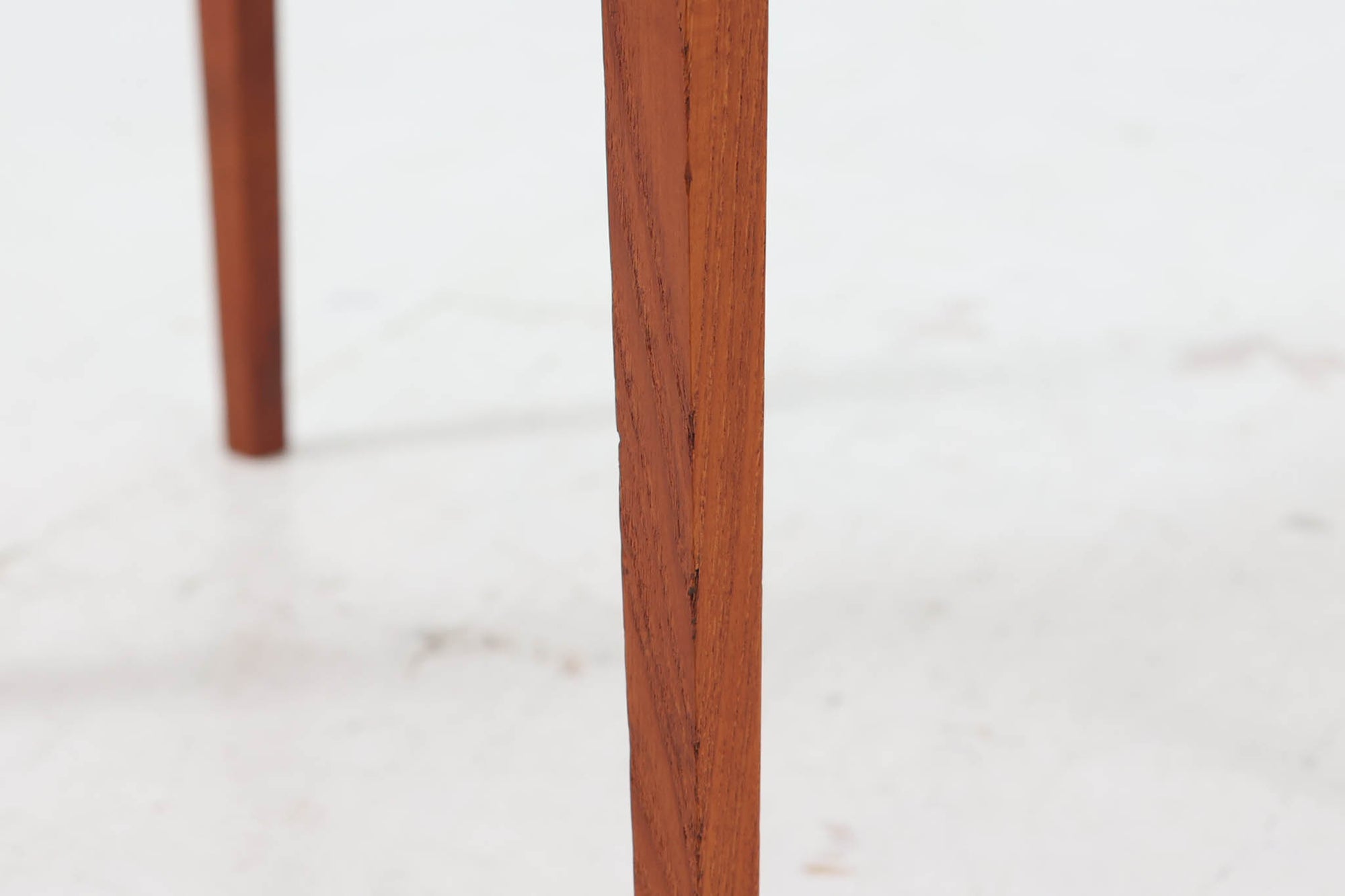 北欧より買い付けたソーイングテーブルです。一見するとスタンダードなサイドテーブルですが、天板内部には細かい物を整理出来る収納スペースがございます。本体には良質なチーク材が使用されており温かみのあるデザインです。