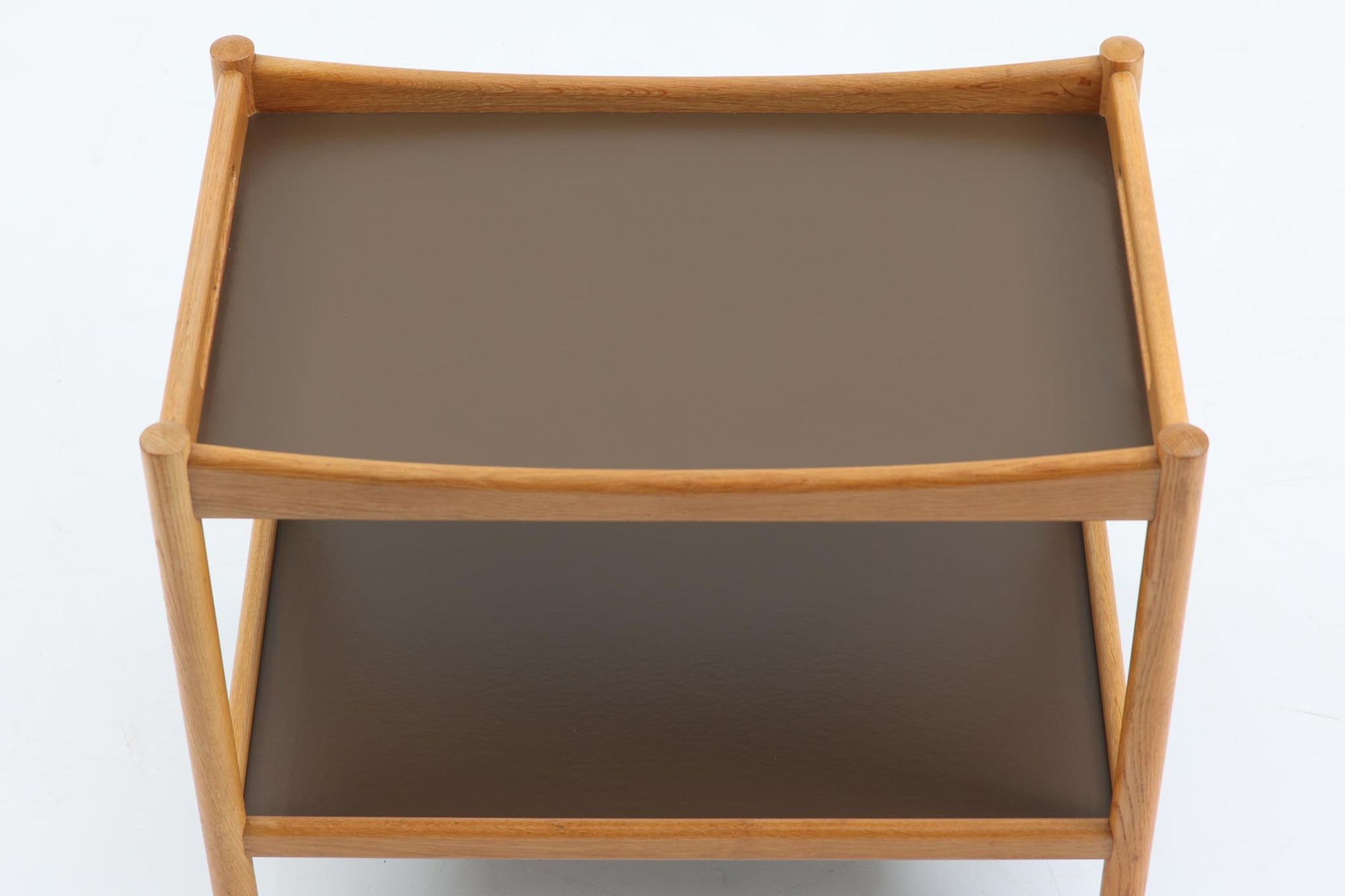 北欧で買い付けた「Hans J. Wegner」によるデザインの"AT45"ワゴンは、木製のフレームと繊細なディテール仕上げが、デンマークデザインの優雅さを引き立て、どんなインテリアにも調和します。使い勝手も抜群で、スムーズに移動できるキャスターが取り付けられており、必要な時に軽々と移動させることができます。天板と棚には水物も使用可能なように、ブラウンのラミネートが施されており、オーク材とのコントラストが美しい色調を生み出しています。このアイテムはデンマークのセレクトショップCentral moblerで販売されていたものです。