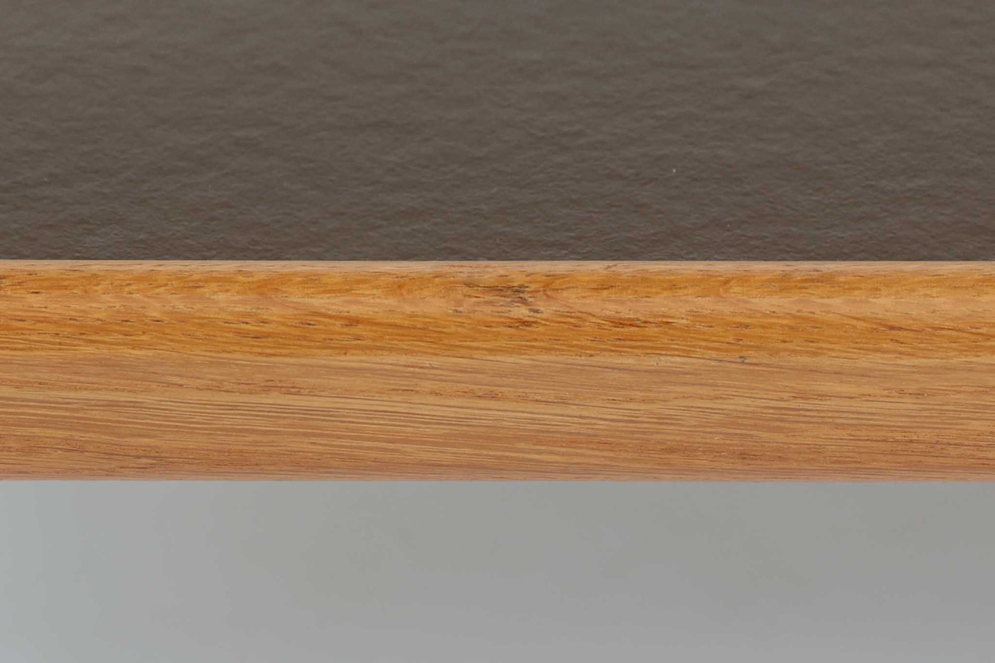 北欧で買い付けた「Hans J. Wegner」によるデザインの"AT45"ワゴンは、木製のフレームと繊細なディテール仕上げが、デンマークデザインの優雅さを引き立て、どんなインテリアにも調和します。使い勝手も抜群で、スムーズに移動できるキャスターが取り付けられており、必要な時に軽々と移動させることができます。天板と棚には水物も使用可能なように、ブラウンのラミネートが施されており、オーク材とのコントラストが美しい色調を生み出しています。このアイテムはデンマークのセレクトショップCentral moblerで販売されていたものです。