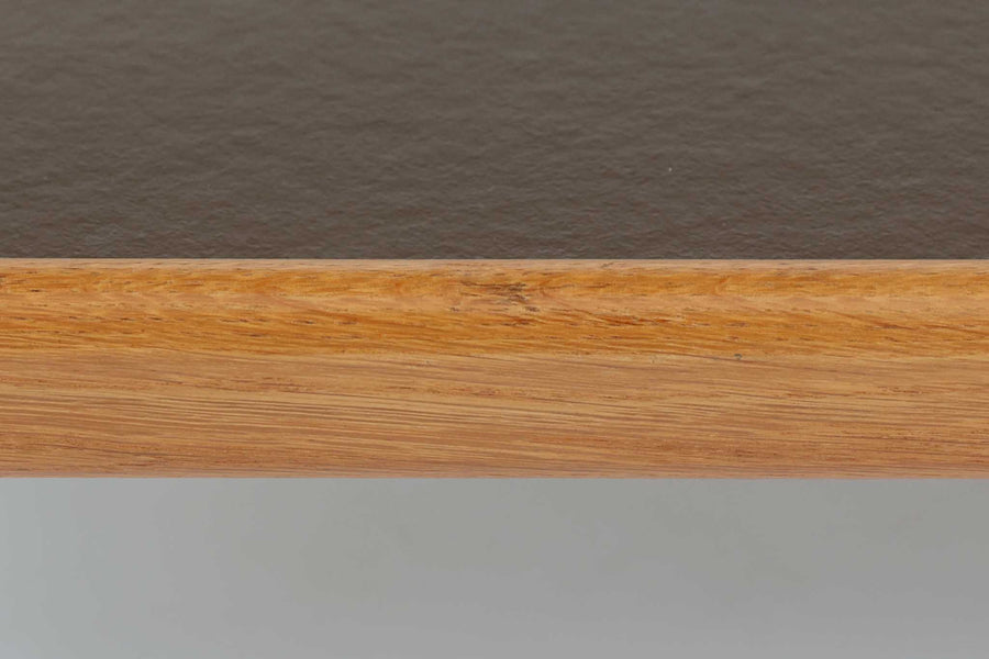 北欧で買い付けた「Hans J. Wegner」によるデザインの"AT45"ワゴンは、木製のフレームと繊細なディテール仕上げが、デンマークデザインの優雅さを引き立て、どんなインテリアにも調和します。使い勝手も抜群で、スムーズに移動できるキャスターが取り付けられており、必要な時に軽々と移動させることができます。天板と棚には水物も使用可能なように、ブラウンのラミネートが施されており、オーク材とのコントラストが美しい色調を生み出しています。このアイテムはデンマークのセレクトショップCentral moblerで販売されていたものです。