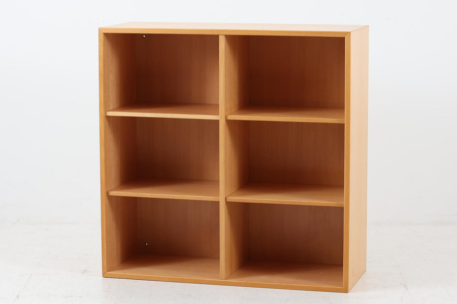 北欧より買い付けたブックシェルフです。小ぶりで使い勝手が良さそうです。良質なビーチ材が使用されており、ナチュラルな色味が特徴的です。