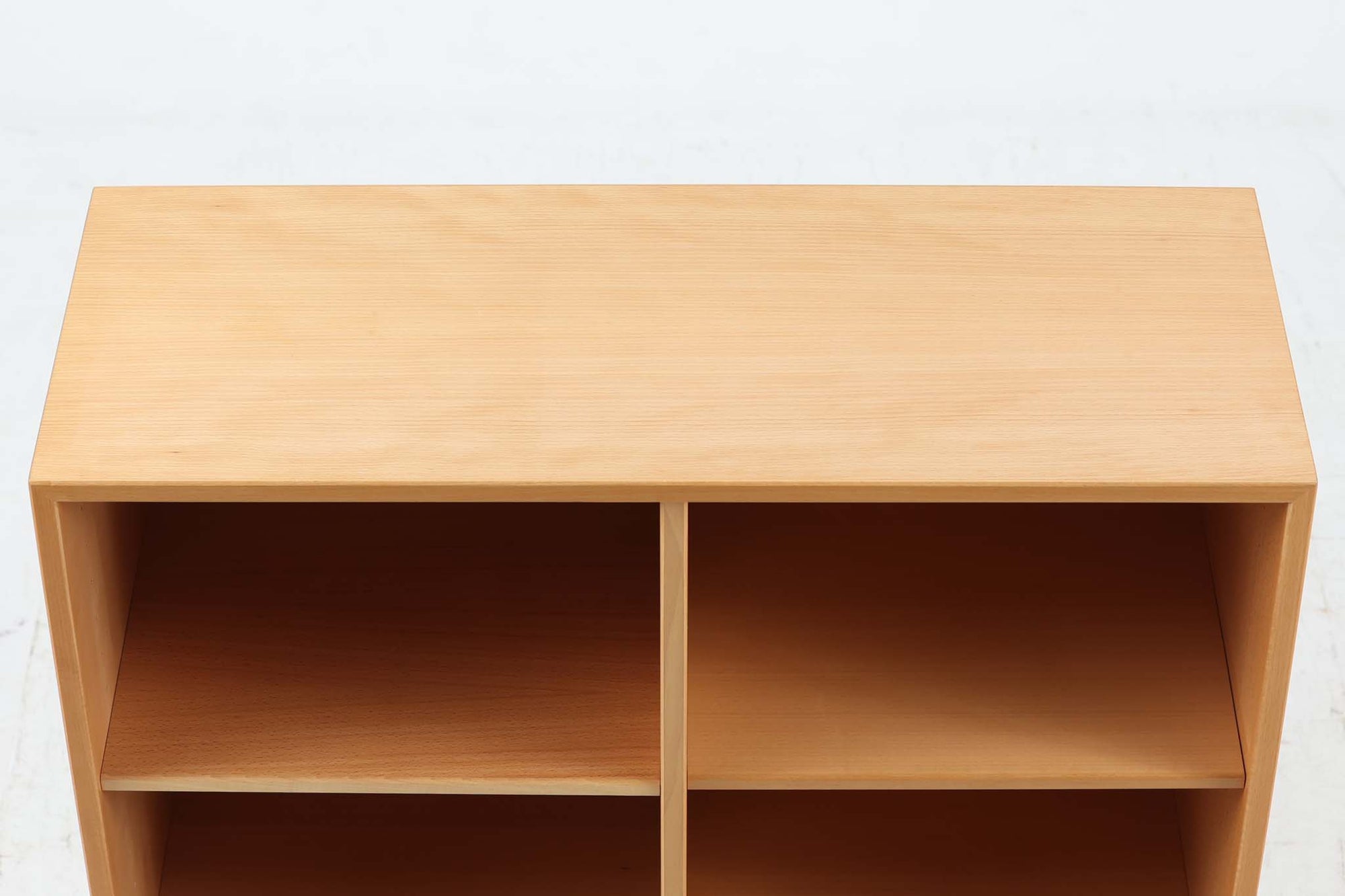 北欧より買い付けたブックシェルフです。小ぶりで使い勝手が良さそうです。良質なビーチ材が使用されており、ナチュラルな色味が特徴的です。