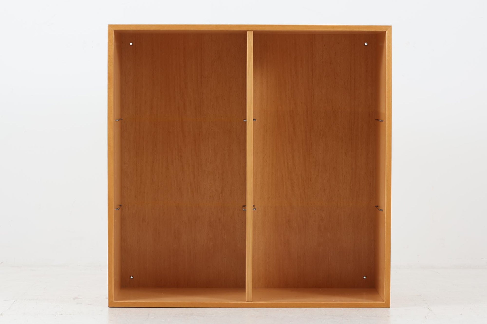 北欧より買い付けたブックシェルフです。小ぶりで使い勝手が良さそうです。良質なビーチ材が使用されており、ナチュラルな色味が特徴的です。