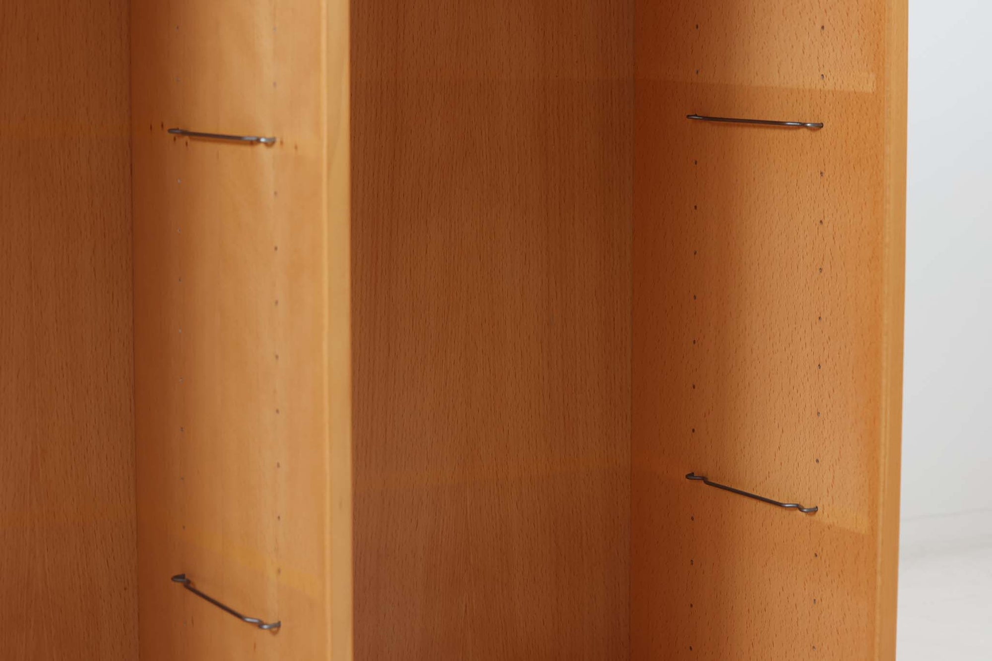 北欧より買い付けたブックシェルフです。小ぶりで使い勝手が良さそうです。良質なビーチ材が使用されており、ナチュラルな色味が特徴的です。