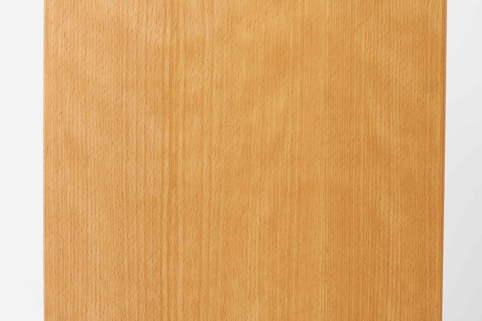 北欧より買い付けたブックシェルフです。小ぶりで使い勝手が良さそうです。良質なビーチ材が使用されており、ナチュラルな色味が特徴的です。