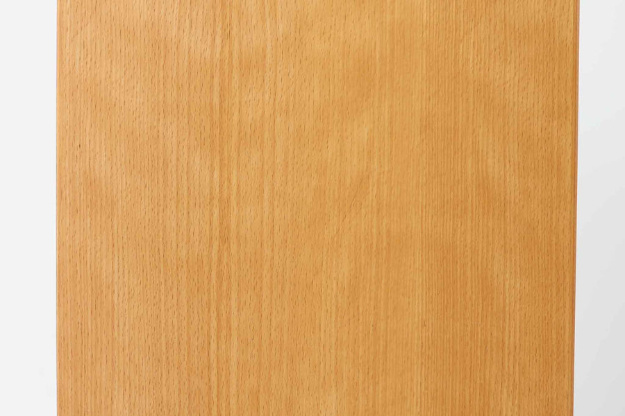 北欧より買い付けたブックシェルフです。小ぶりで使い勝手が良さそうです。良質なビーチ材が使用されており、ナチュラルな色味が特徴的です。