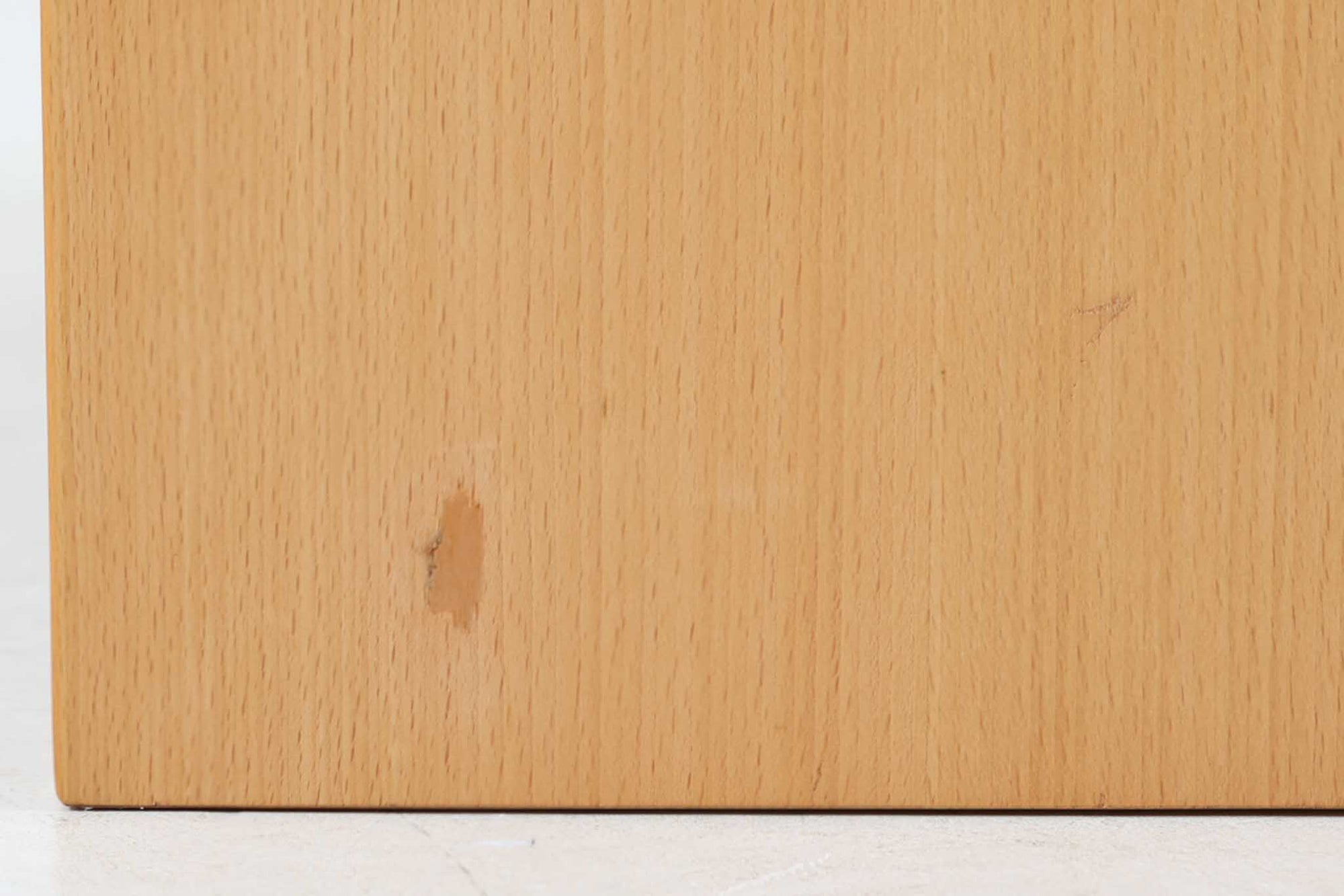 北欧より買い付けたブックシェルフです。小ぶりで使い勝手が良さそうです。良質なビーチ材が使用されており、ナチュラルな色味が特徴的です。