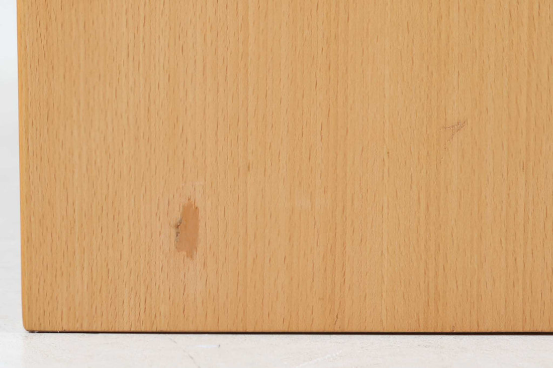 北欧より買い付けたブックシェルフです。小ぶりで使い勝手が良さそうです。良質なビーチ材が使用されており、ナチュラルな色味が特徴的です。