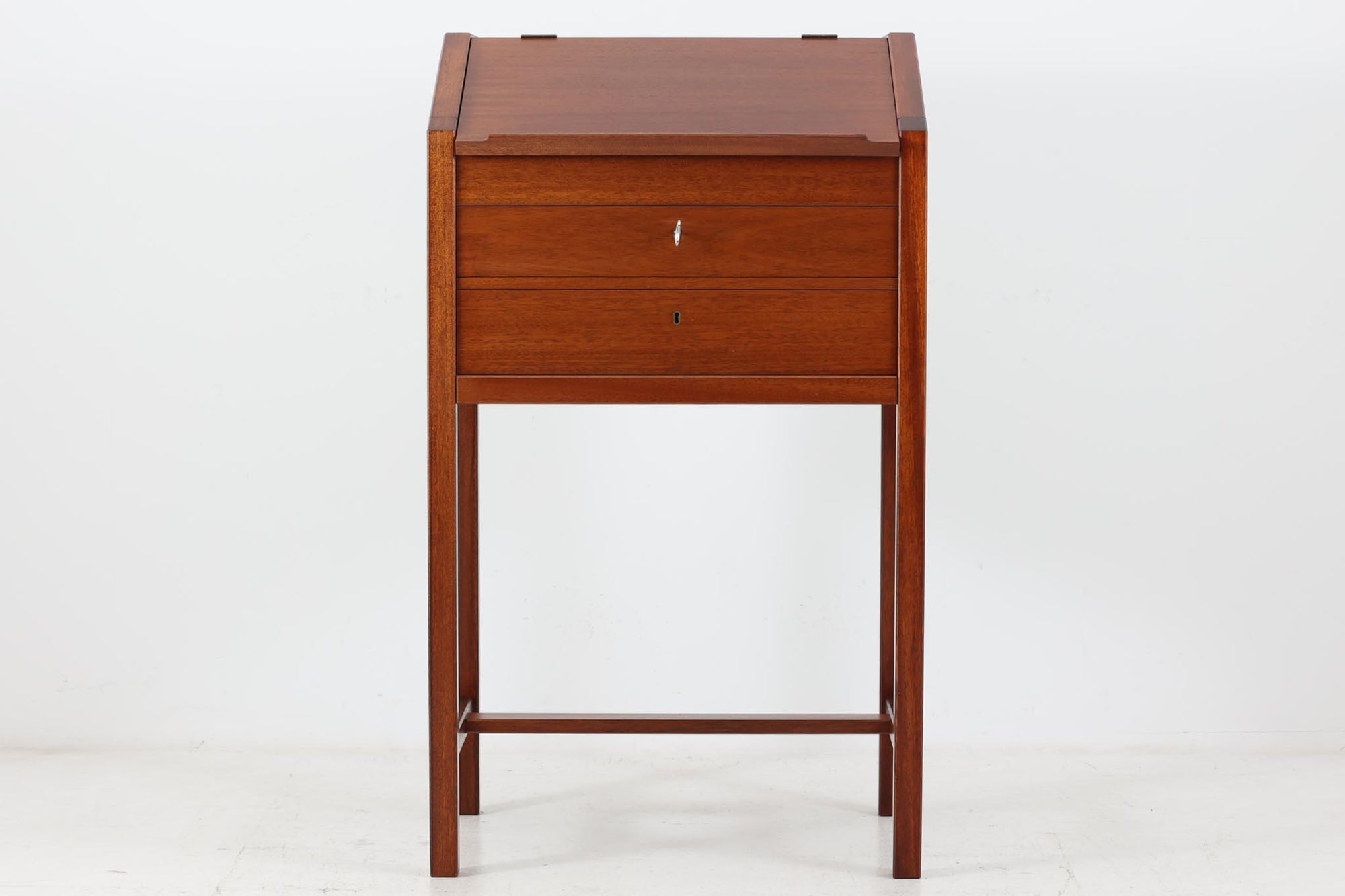 北欧より買い付けました。元々は演台として使用されていた様です。小ぶりなサイズで収納家具としてお使いいただけます。良質なマホガニー材が使用されています。