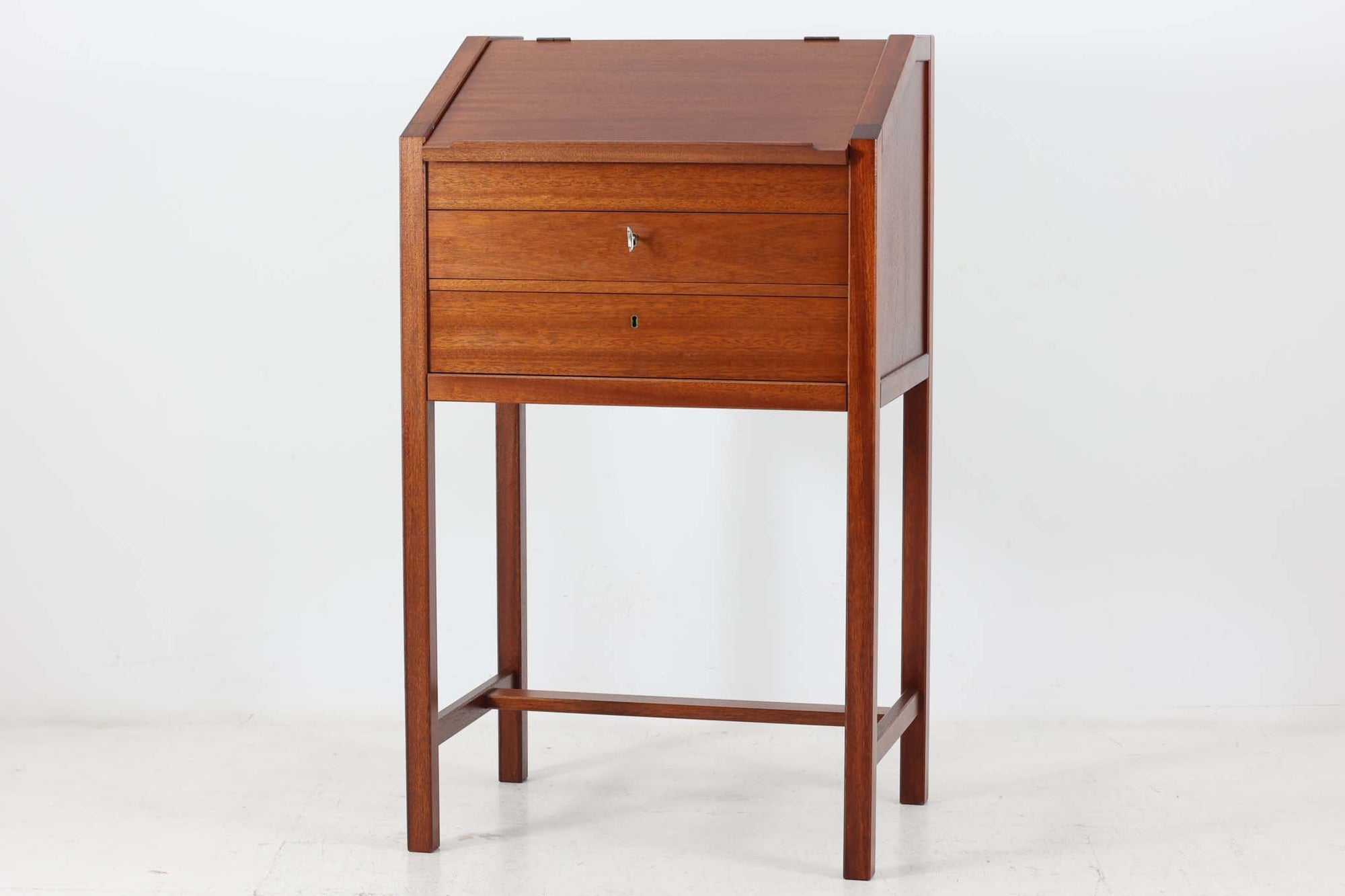 北欧より買い付けました。元々は演台として使用されていた様です。小ぶりなサイズで収納家具としてお使いいただけます。良質なマホガニー材が使用されています。