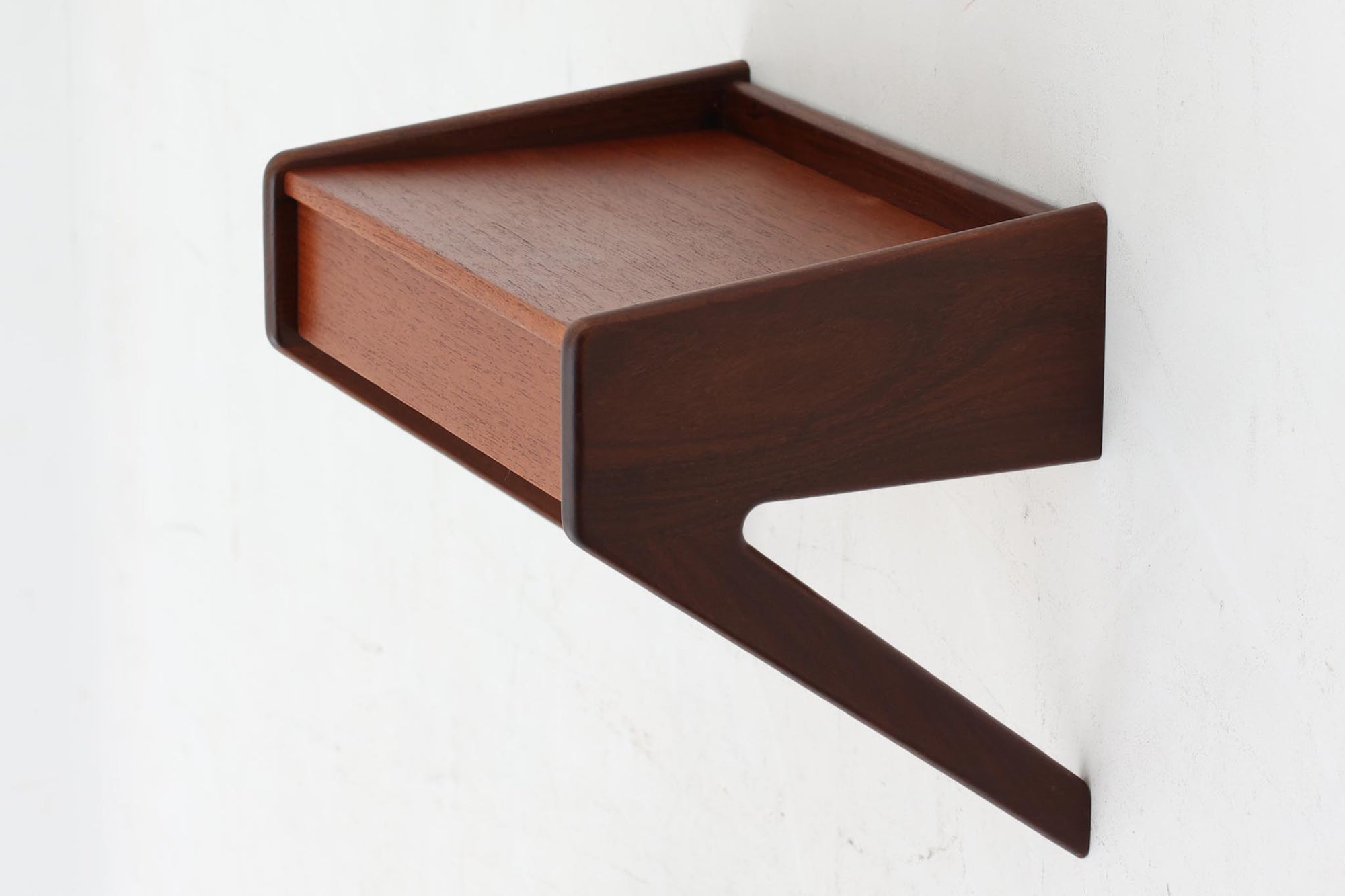 北欧より買い付けた壁掛けシェルフです。壁面を可愛く演出してくれそうです。天板縁には物が落ちにくい様返しが付いており、くの字のような側板がデザインポイントになっています。