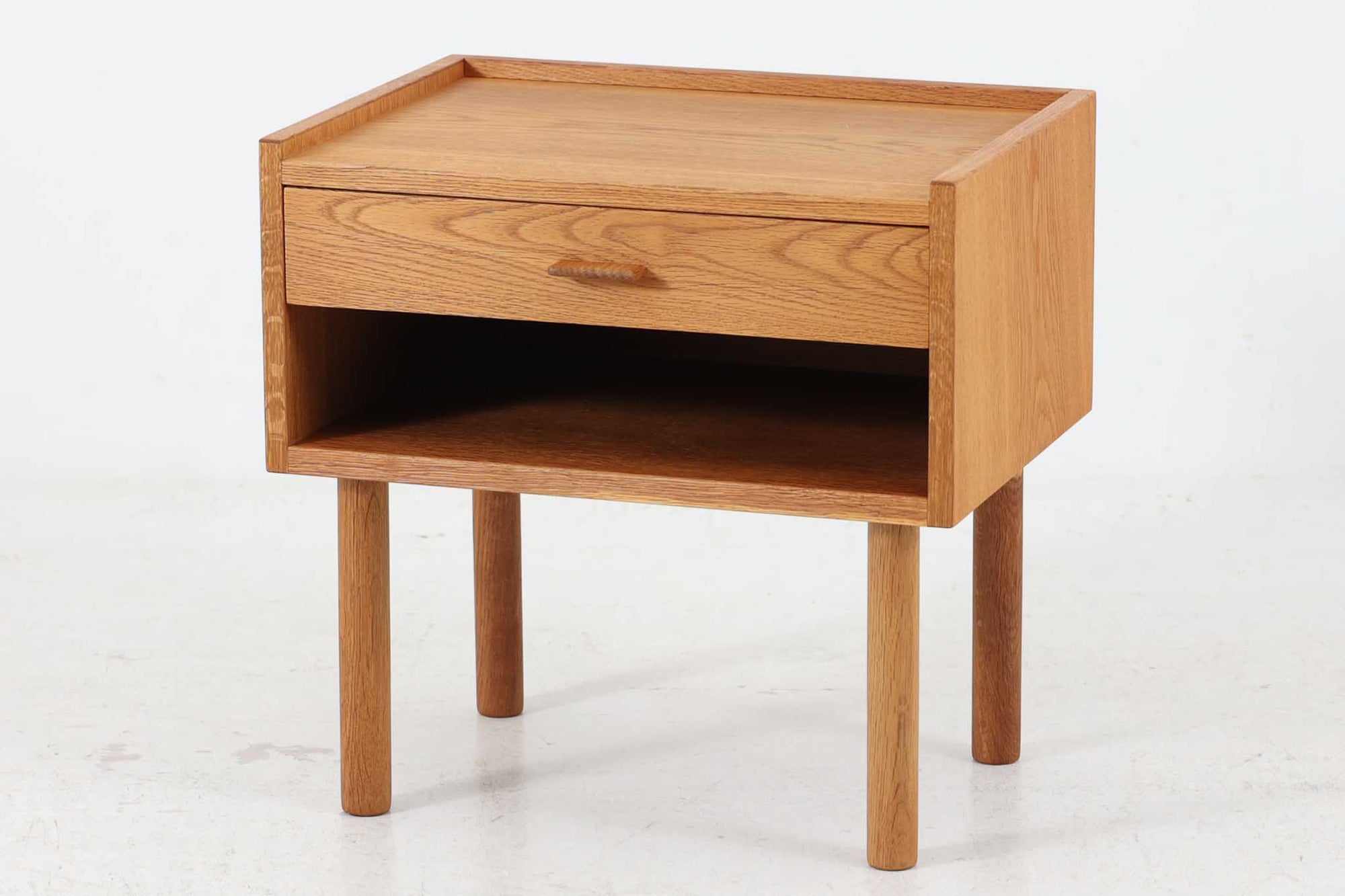 オーク材が使用されたシンプルなベッドサイドテーブルです。"Wegner"によってデザインされ、"RYmobler社"によって製造された当時の物です。引き出し内部に「DANISH」のロゴプレートがあった様ですが、残念ながら取れてしまっています。