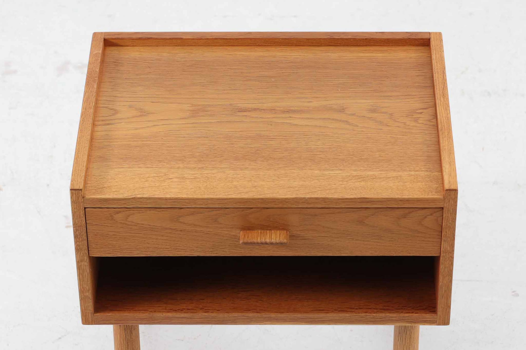 オーク材が使用されたシンプルなベッドサイドテーブルです。"Wegner"によってデザインされ、"RYmobler社"によって製造された当時の物です。引き出し内部に「DANISH」のロゴプレートがあった様ですが、残念ながら取れてしまっています。