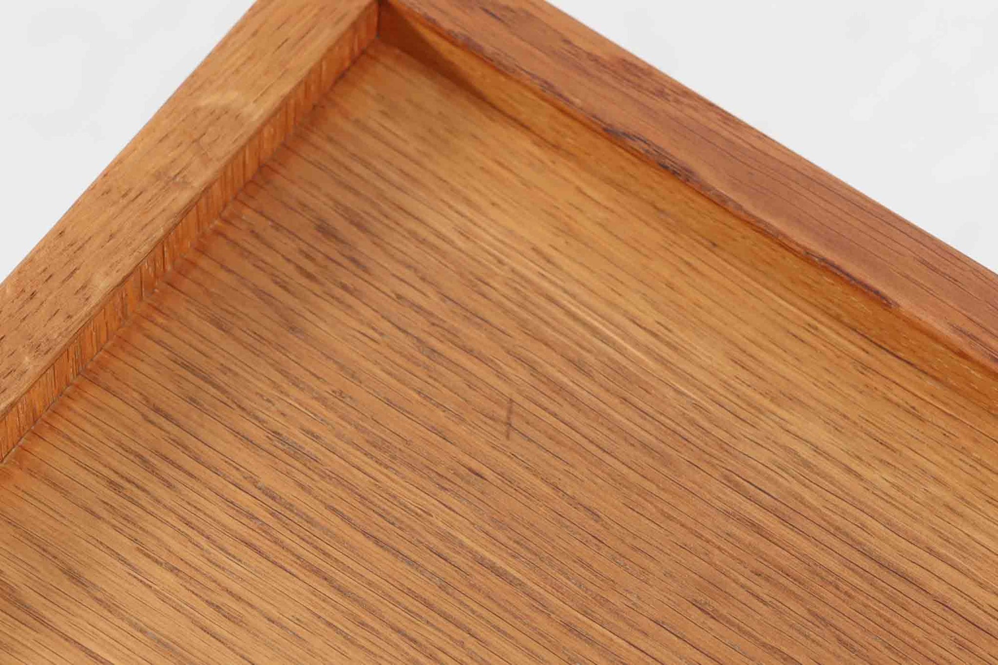 オーク材が使用されたシンプルなベッドサイドテーブルです。"Wegner"によってデザインされ、"RYmobler社"によって製造された当時の物です。引き出し内部に「DANISH」のロゴプレートがあった様ですが、残念ながら取れてしまっています。