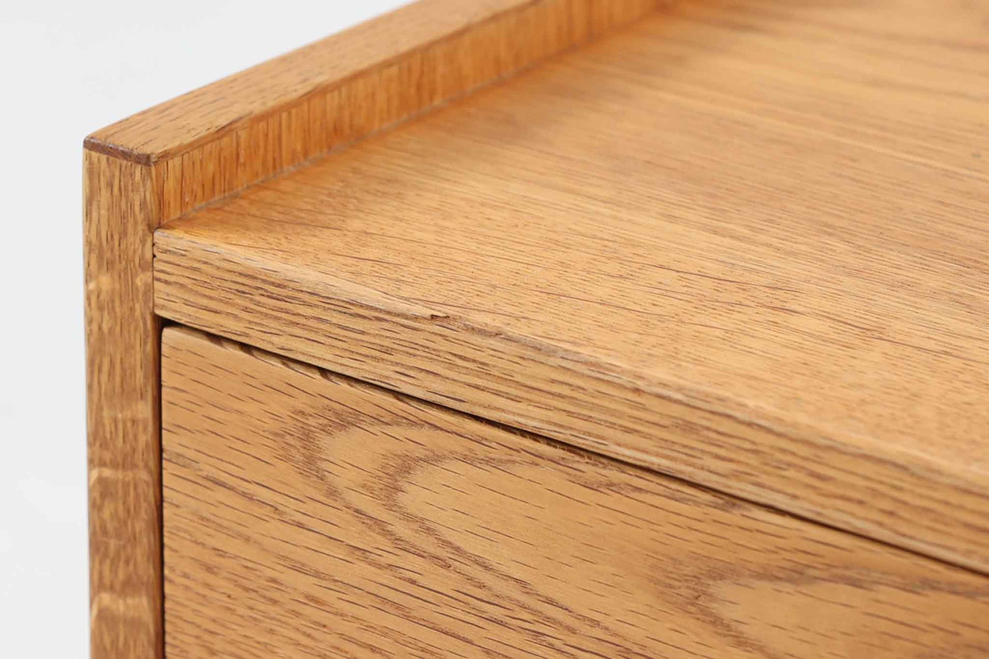 オーク材が使用されたシンプルなベッドサイドテーブルです。"Wegner"によってデザインされ、"RYmobler社"によって製造された当時の物です。引き出し内部に「DANISH」のロゴプレートがあった様ですが、残念ながら取れてしまっています。