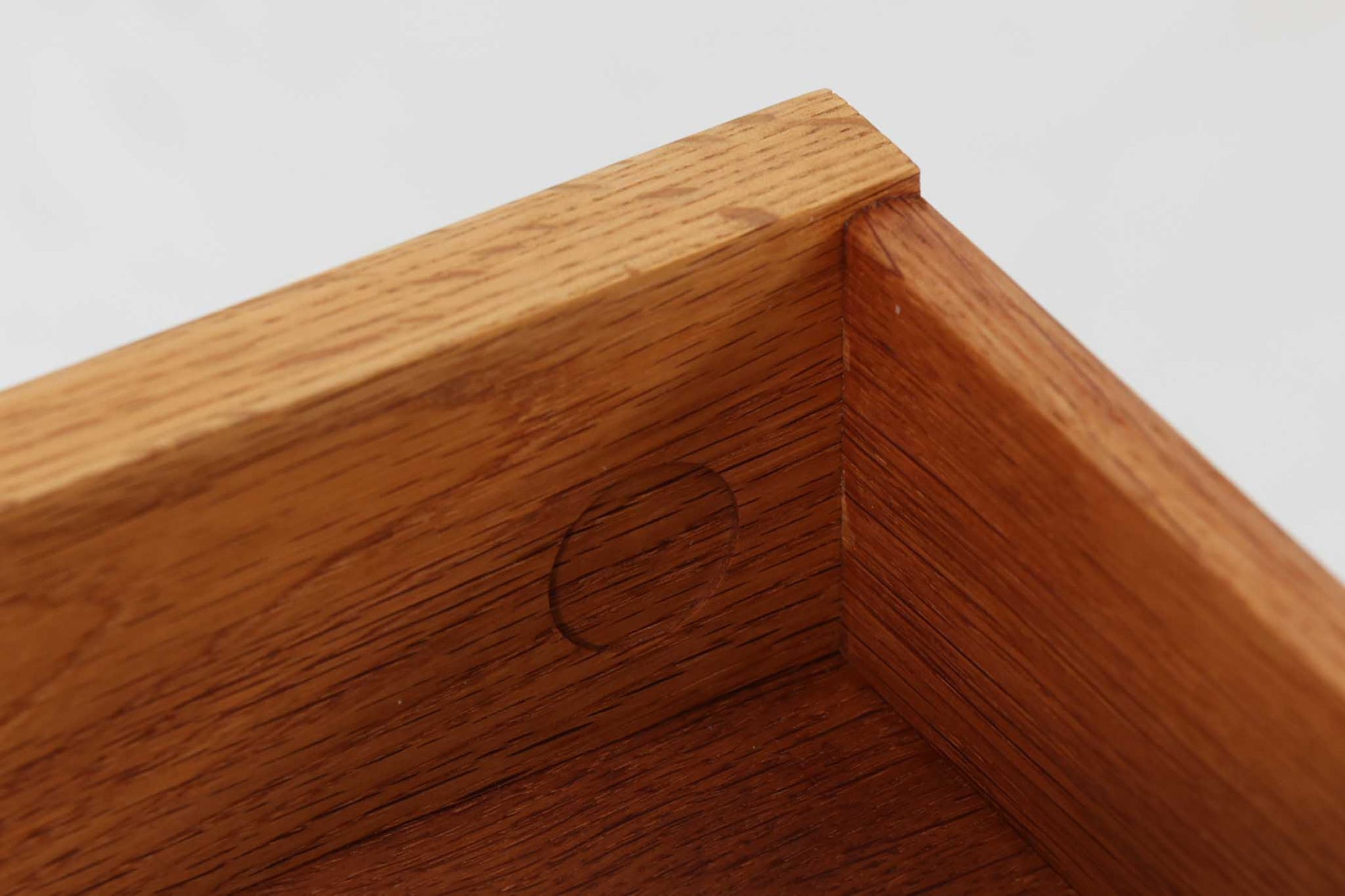 オーク材が使用されたシンプルなベッドサイドテーブルです。"Wegner"によってデザインされ、"RYmobler社"によって製造された当時の物です。引き出し内部に「DANISH」のロゴプレートがあった様ですが、残念ながら取れてしまっています。