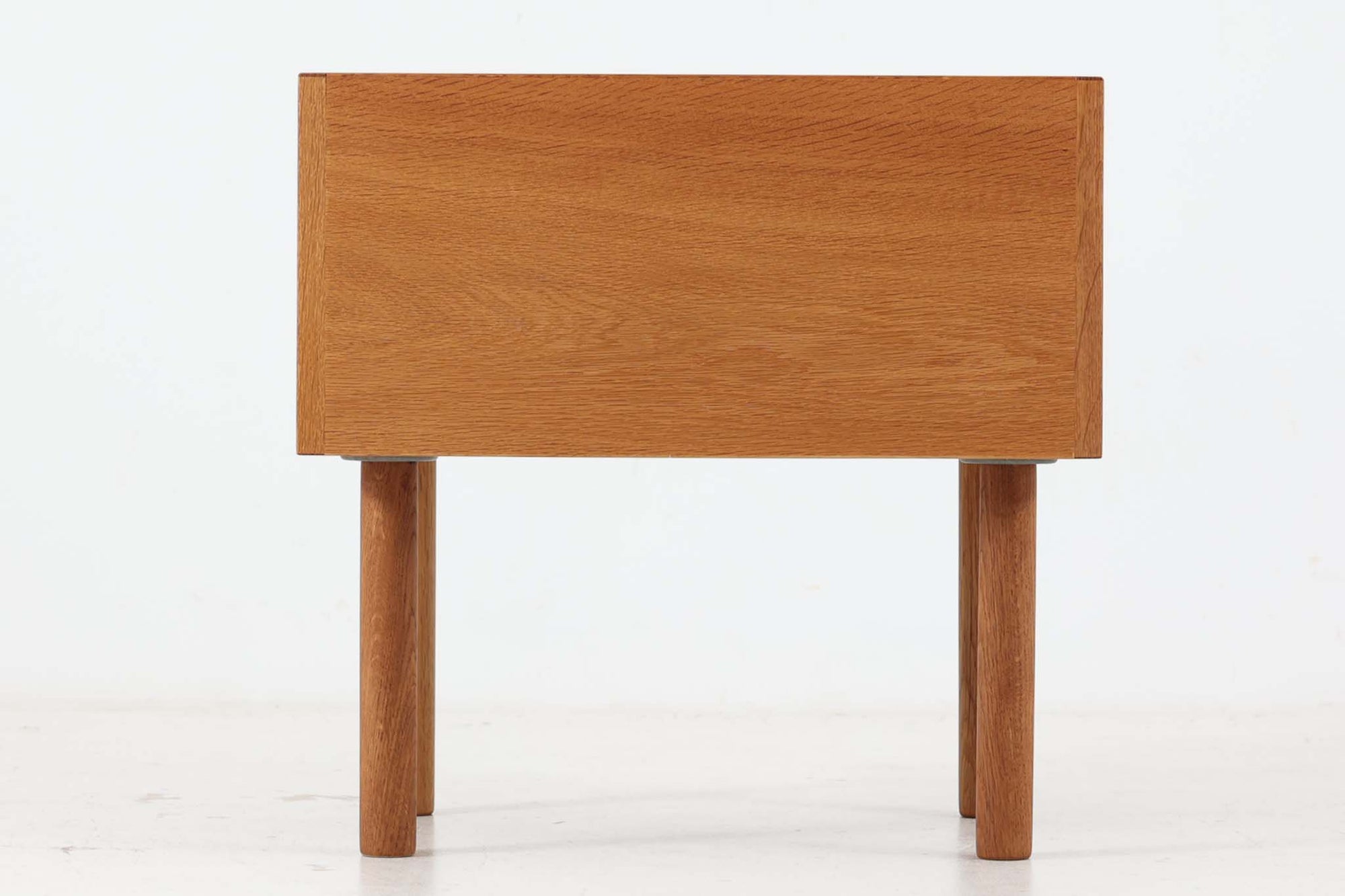 オーク材が使用されたシンプルなベッドサイドテーブルです。"Wegner"によってデザインされ、"RYmobler社"によって製造された当時の物です。引き出し内部に「DANISH」のロゴプレートがあった様ですが、残念ながら取れてしまっています。