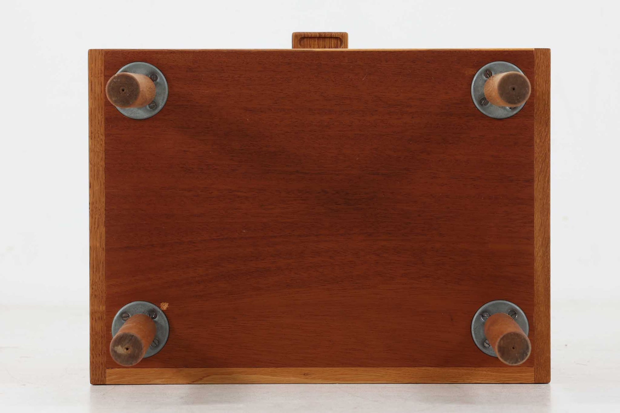 オーク材が使用されたシンプルなベッドサイドテーブルです。"Wegner"によってデザインされ、"RYmobler社"によって製造された当時の物です。引き出し内部に「DANISH」のロゴプレートがあった様ですが、残念ながら取れてしまっています。