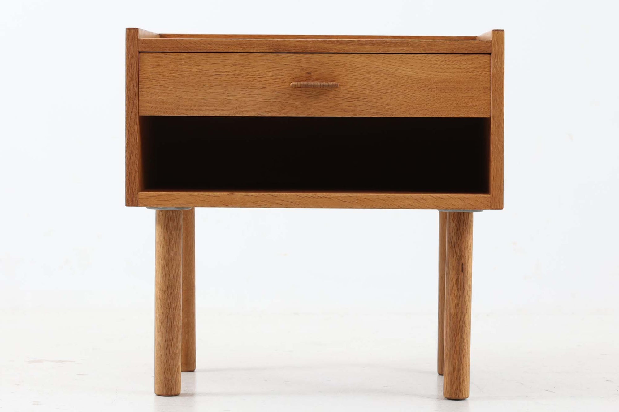オーク材が使用されたシンプルなベッドサイドテーブルです。"Wegner"によってデザインされ、"RYmobler社"によって製造された当時の物です。引き出し内部に「DANISH」のロゴプレートがございます。