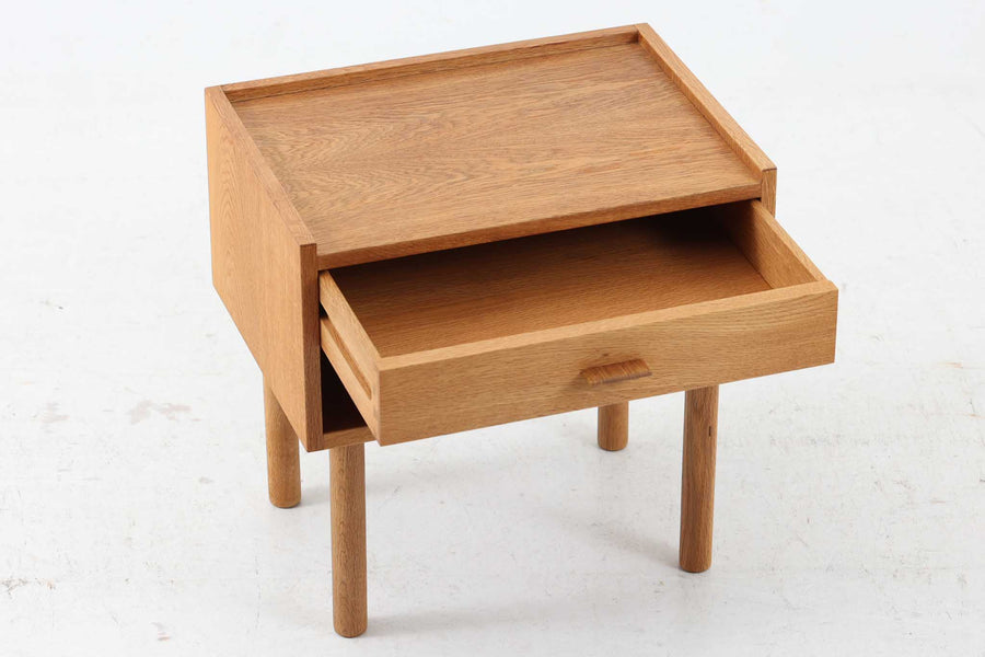 オーク材が使用されたシンプルなベッドサイドテーブルです。"Wegner"によってデザインされ、"RYMobler社"によって製造された当時の物です。引き出し内部に「DANISH」のロゴプレートがございます。
