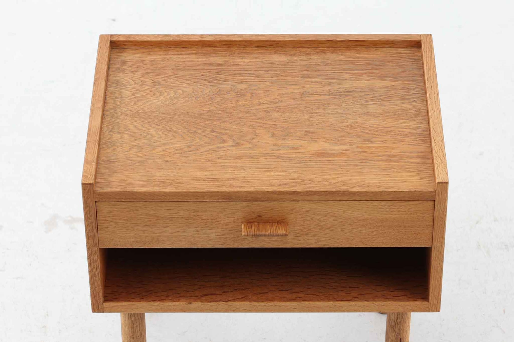 オーク材が使用されたシンプルなベッドサイドテーブルです。"Wegner"によってデザインされ、"RYmobler社"によって製造された当時の物です。引き出し内部に「DANISH」のロゴプレートがございます。