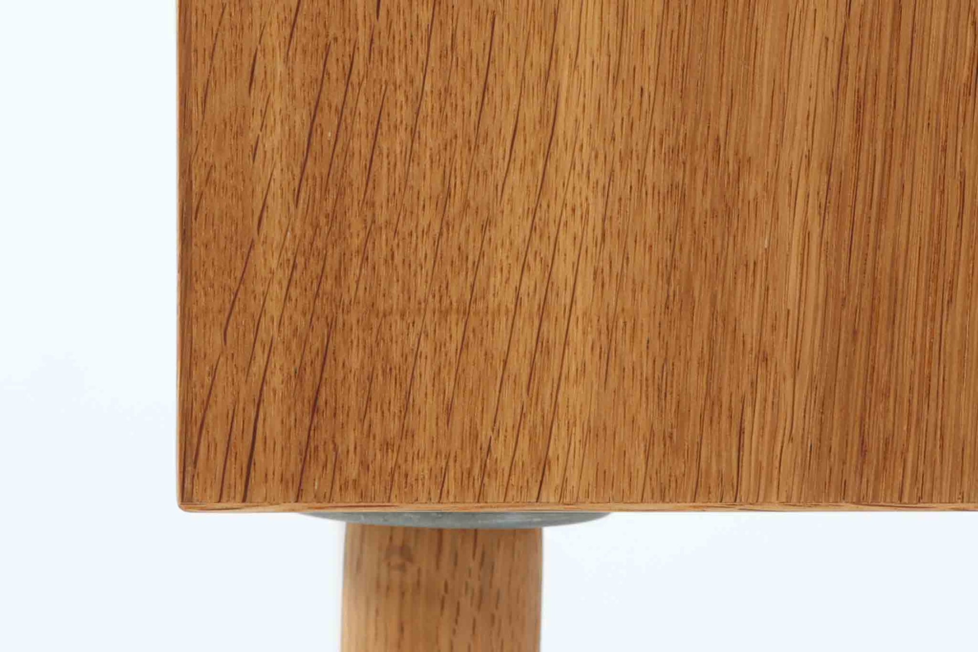 オーク材が使用されたシンプルなベッドサイドテーブルです。"Wegner"によってデザインされ、"RYmobler社"によって製造された当時の物です。引き出し内部に「DANISH」のロゴプレートがございます。