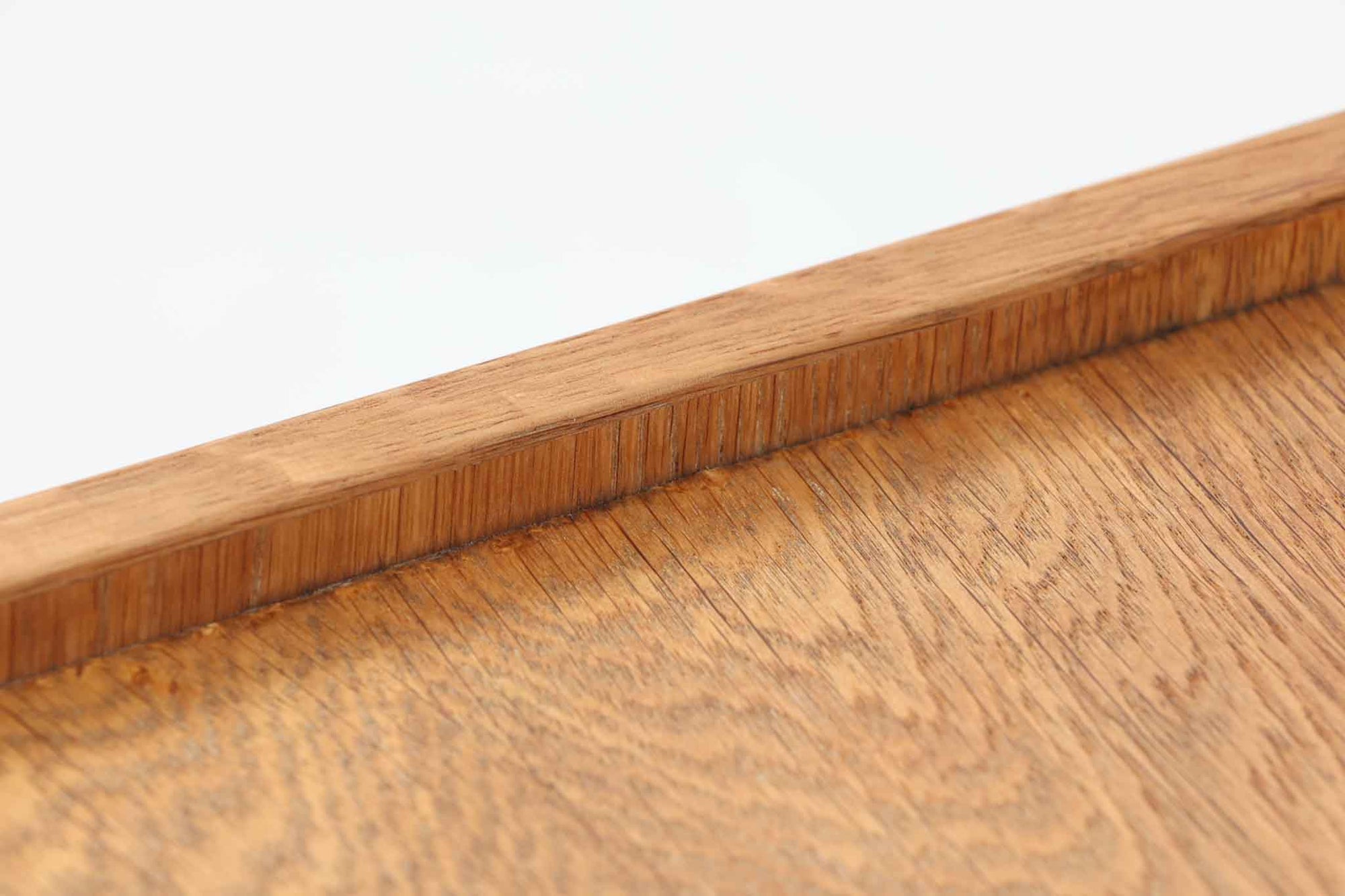 オーク材が使用されたシンプルなベッドサイドテーブルです。"Wegner"によってデザインされ、"RYmobler社"によって製造された当時の物です。引き出し内部に「DANISH」のロゴプレートがございます。