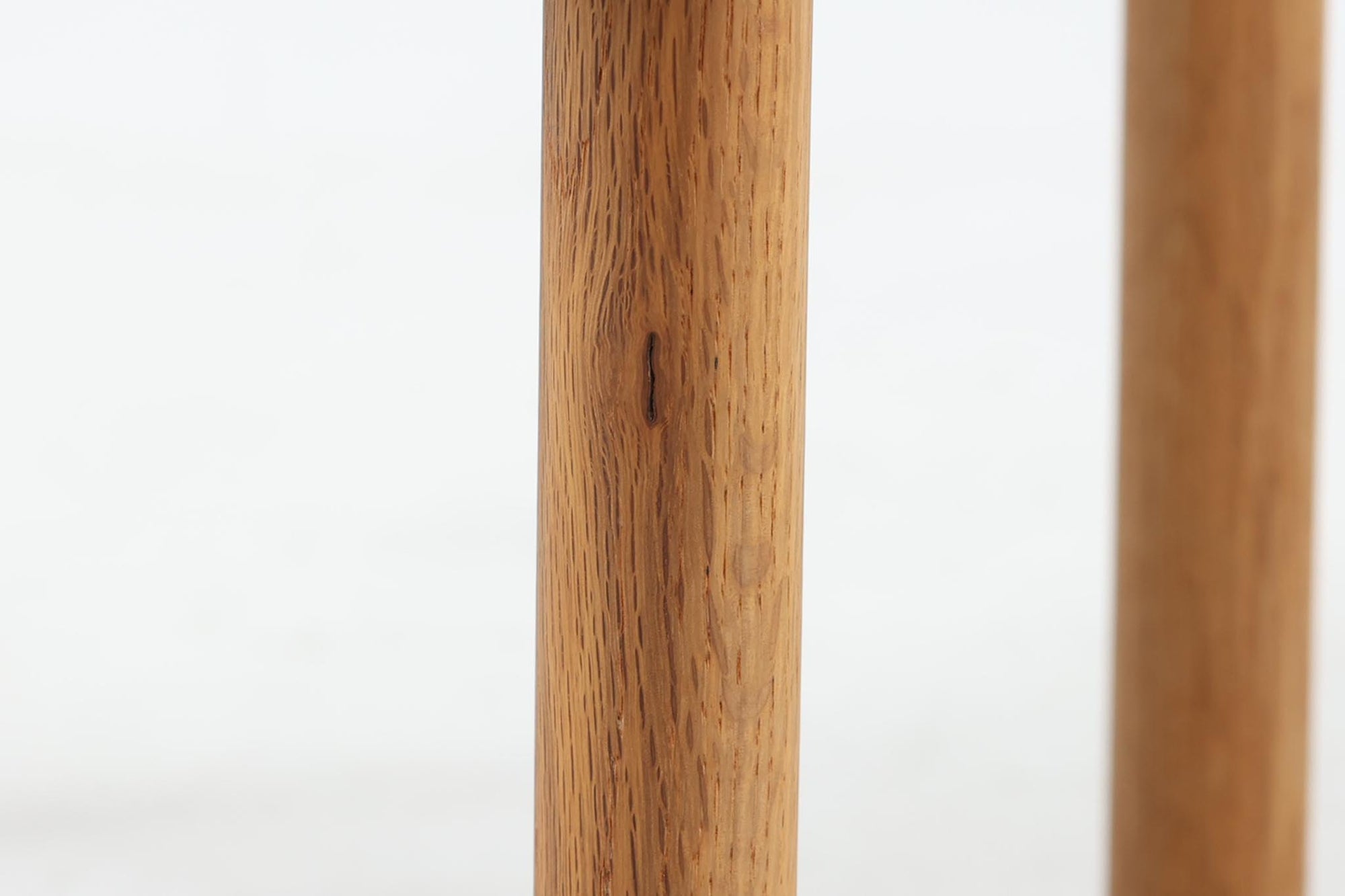 オーク材が使用されたシンプルなベッドサイドテーブルです。"Wegner"によってデザインされ、"RYmobler社"によって製造された当時の物です。引き出し内部に「DANISH」のロゴプレートがございます。